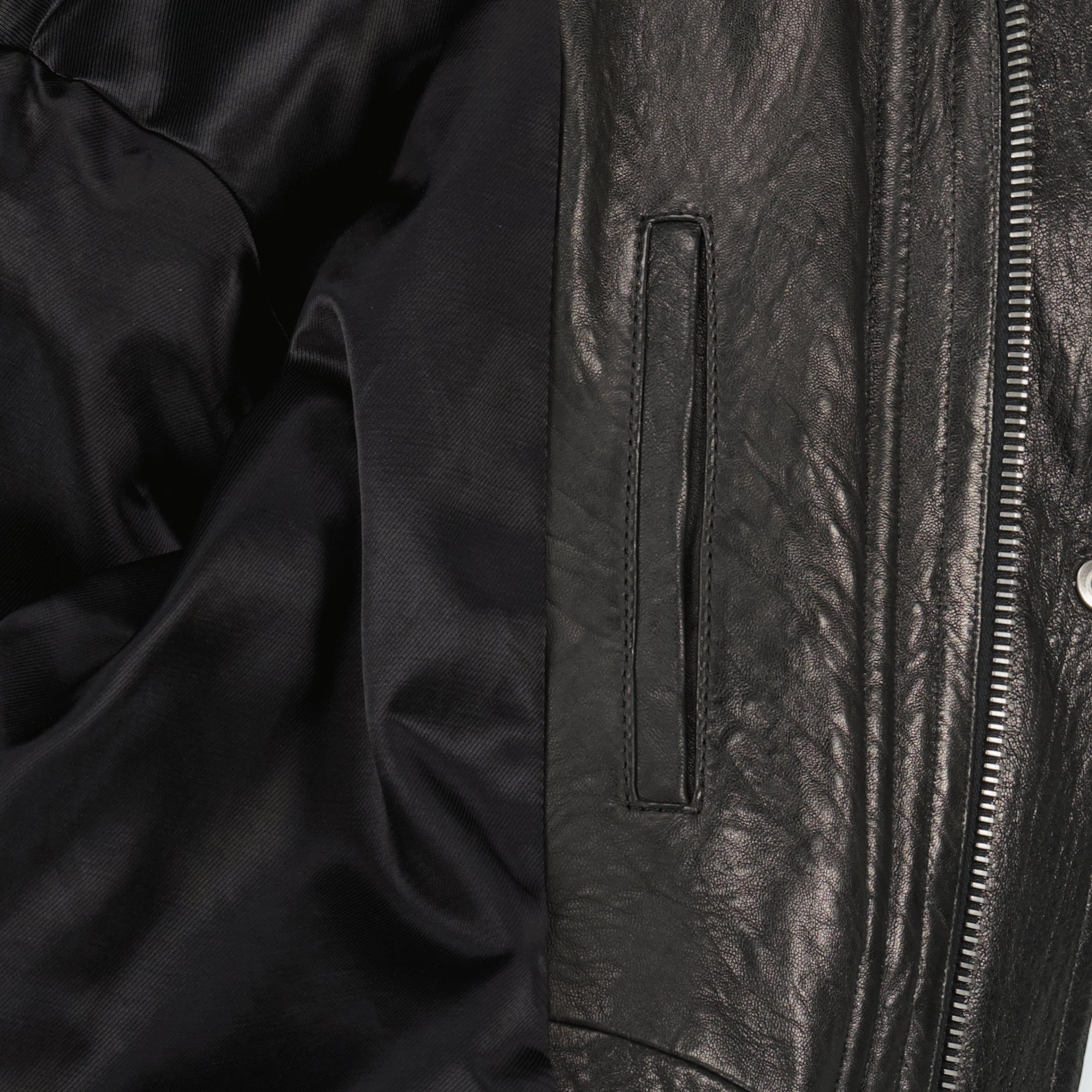 Imagem do Casaco Bomber em Couro da marca Saint Laurent para Homem - Outono-Inverno 2025 - Vista Detalhada_2
