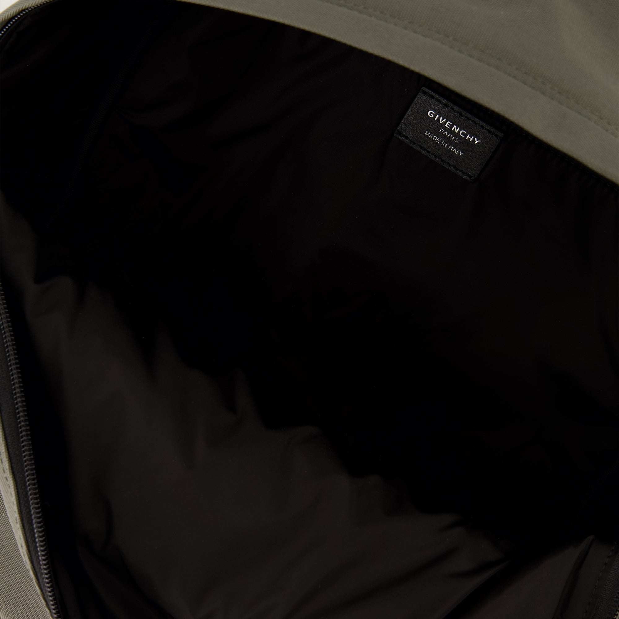 Image de l'article Sac à dos Essential U kaki de la marque Givenchy pour Homme - Saison Printemps-Été 2026 - Vue détaillée_3