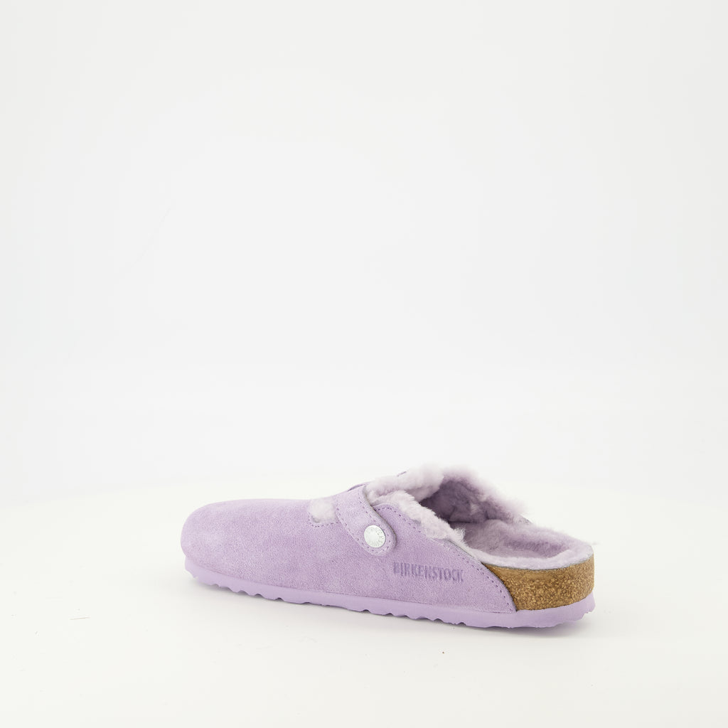 Image de l'article Mules Boston à fourrure violette de la marque Birkenstock pour Femme - Saison Printemps-Été 2026 - Vue trois quarts arrière droite