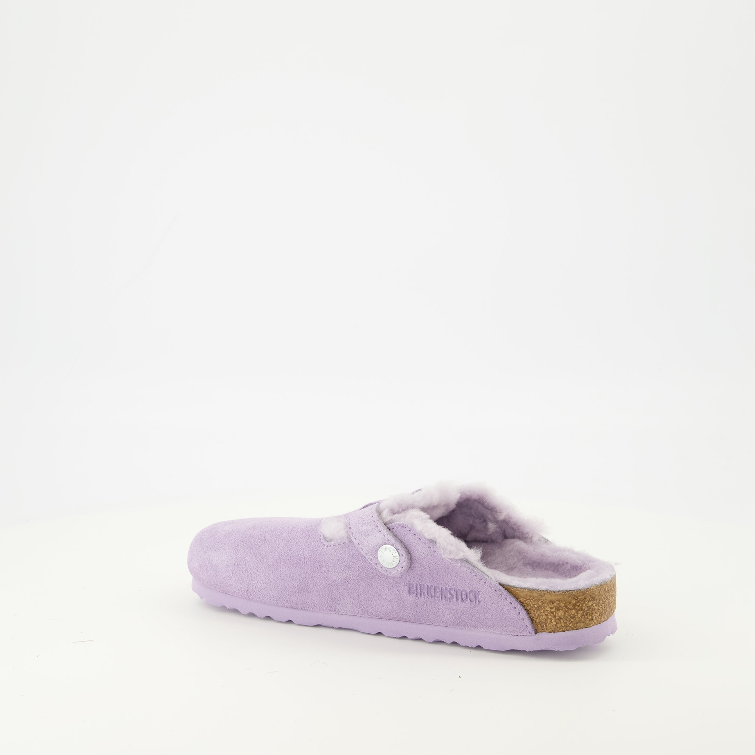 Image de l'article Mules Boston à fourrure violette de la marque Birkenstock pour Femme - Saison Printemps-Été 2026 - Vue trois quarts arrière droite