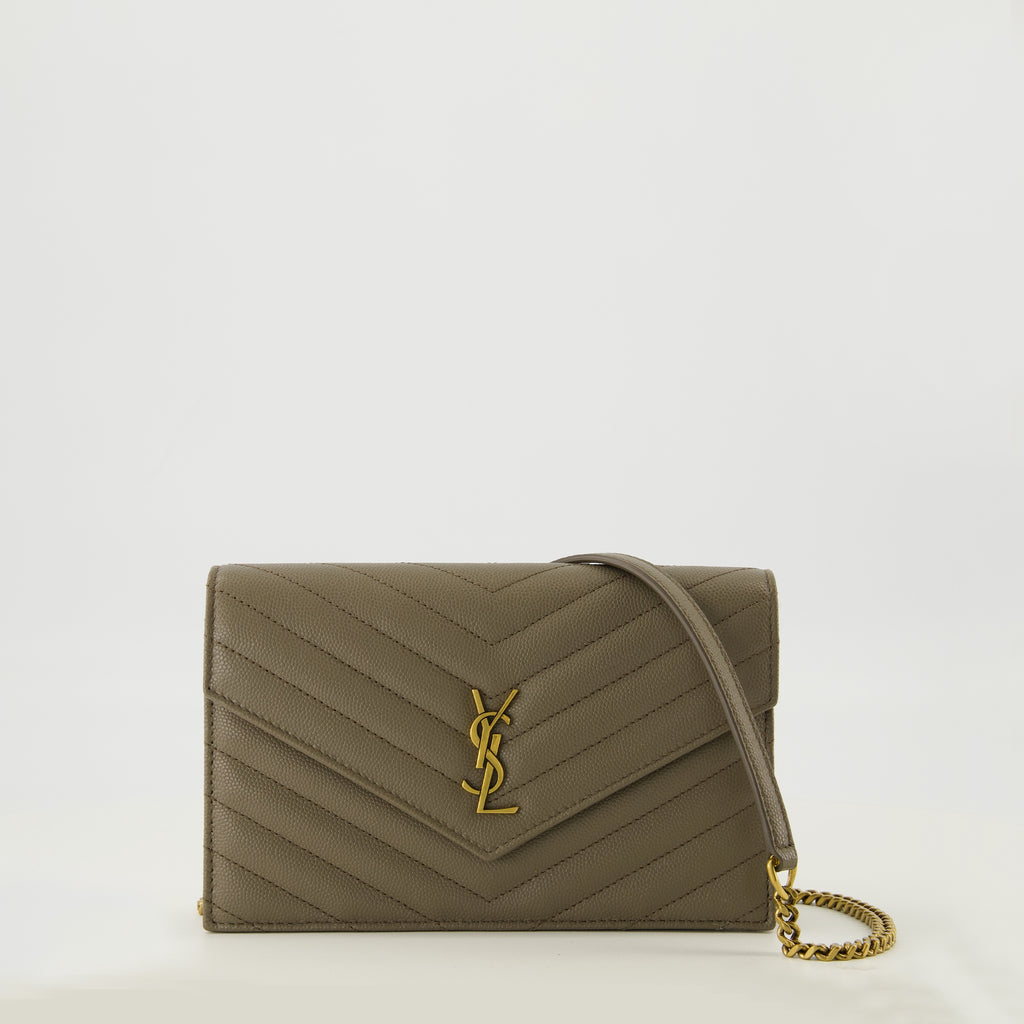 여성을 위한 생 로랑 브랜드의 카키 색상 카산드르 체인 월렛 이미지 - 2026 봄-여름 시즌 - 정면 보기