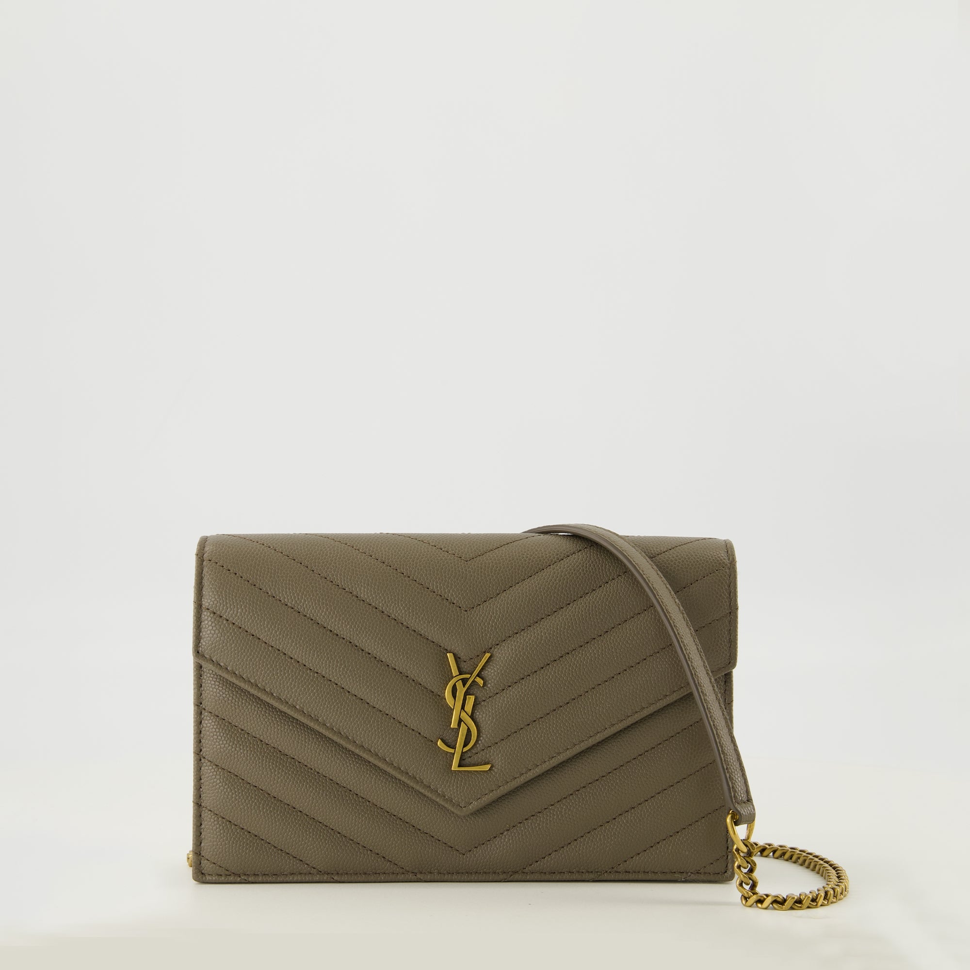 Image de l'article Portefeuille à chaîne Cassandre kaki de la marque Saint Laurent pour Femme - Saison Printemps-Été 2026 - Vue de Face