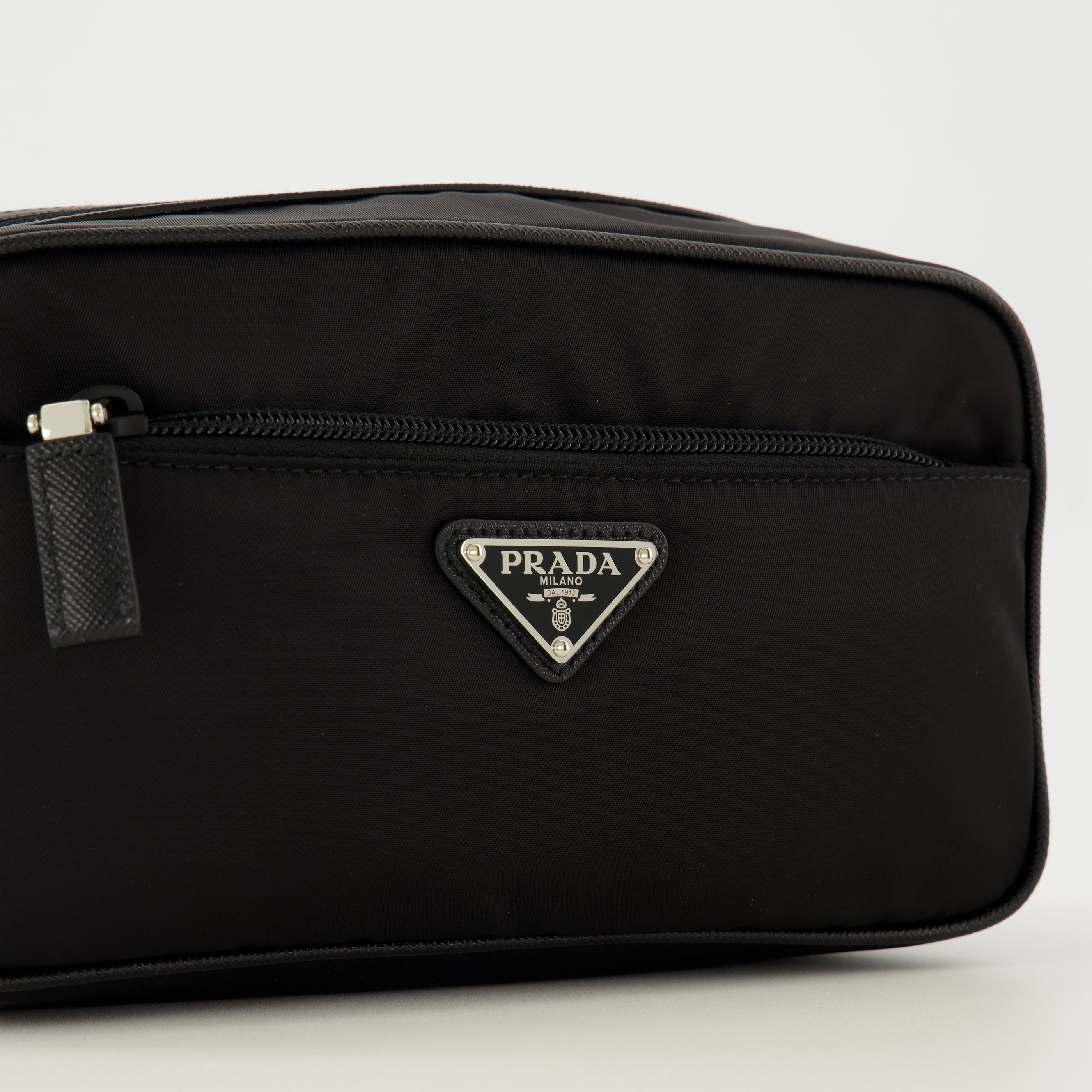 Image de l'article Pochette noire en Re-Nylon et cuir Saffiano de la marque Prada pour Homme - Saison Printemps-Été 2026 - Vue détaillée_2