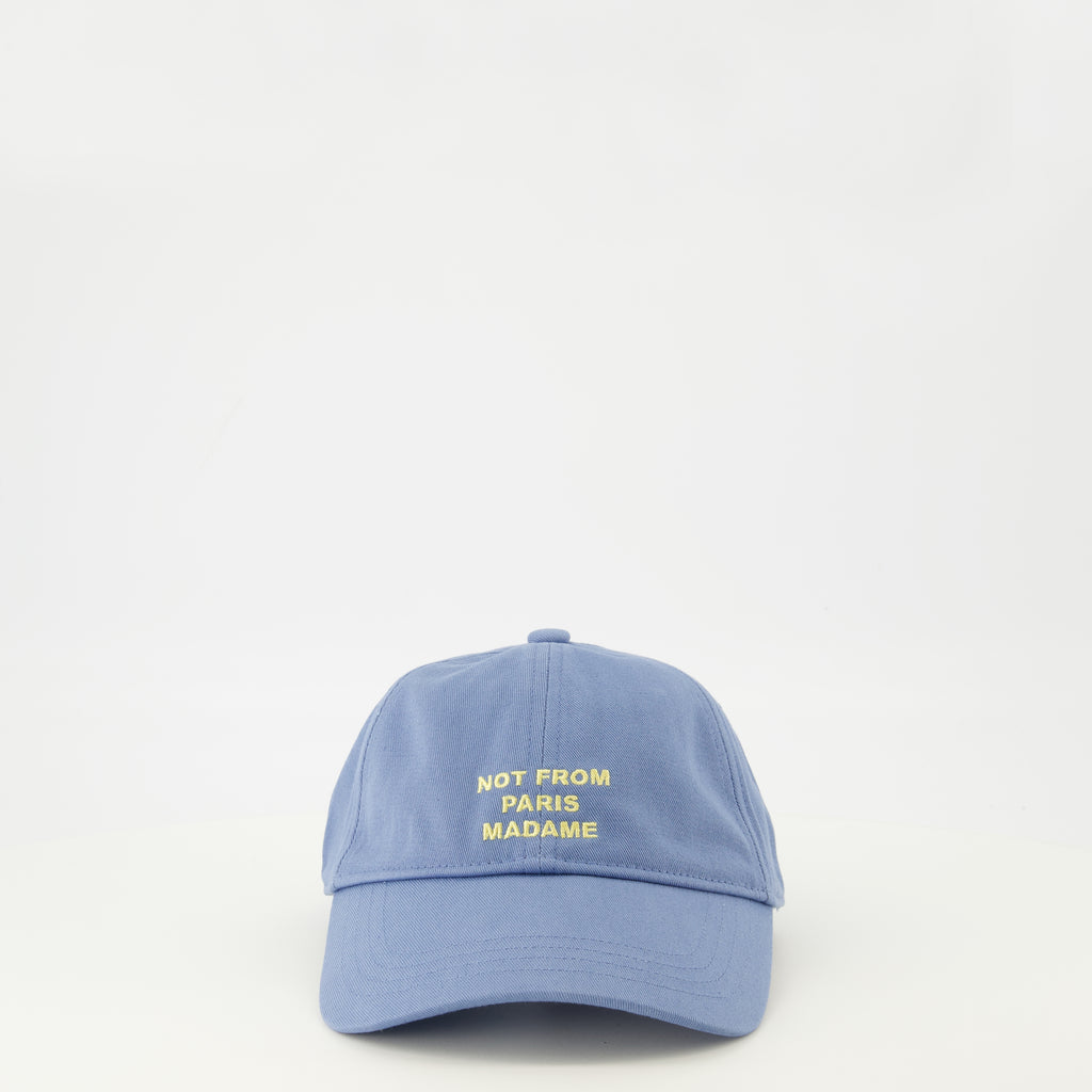 Drole De Monsieur 브랜드의 남성용 파란색 슬로건 모자의 이미지 - 2026년 봄-여름 - 정면 보기