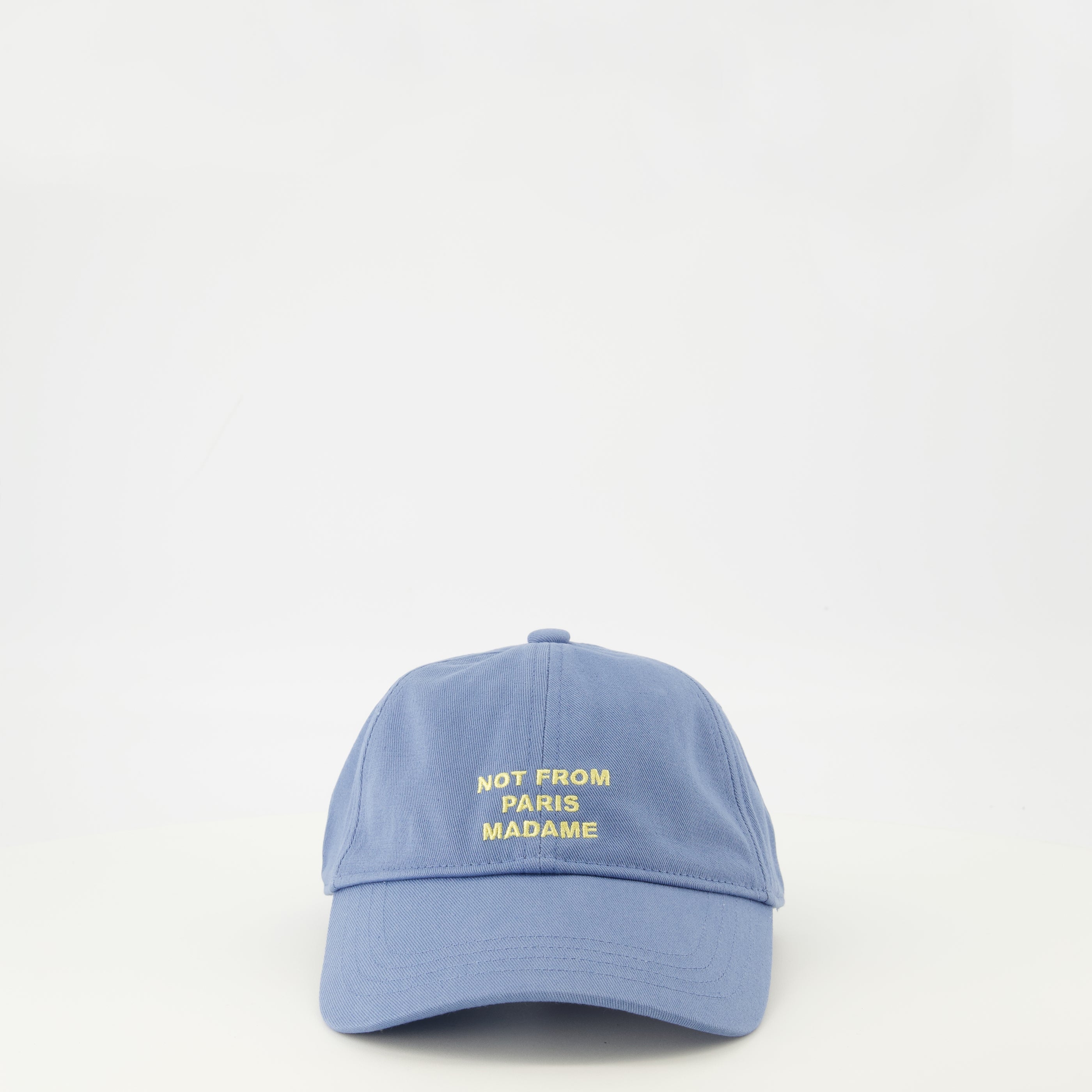 Drole De Monsieur 브랜드의 남성용 파란색 슬로건 모자의 이미지 - 2026년 봄-여름 - 정면 보기