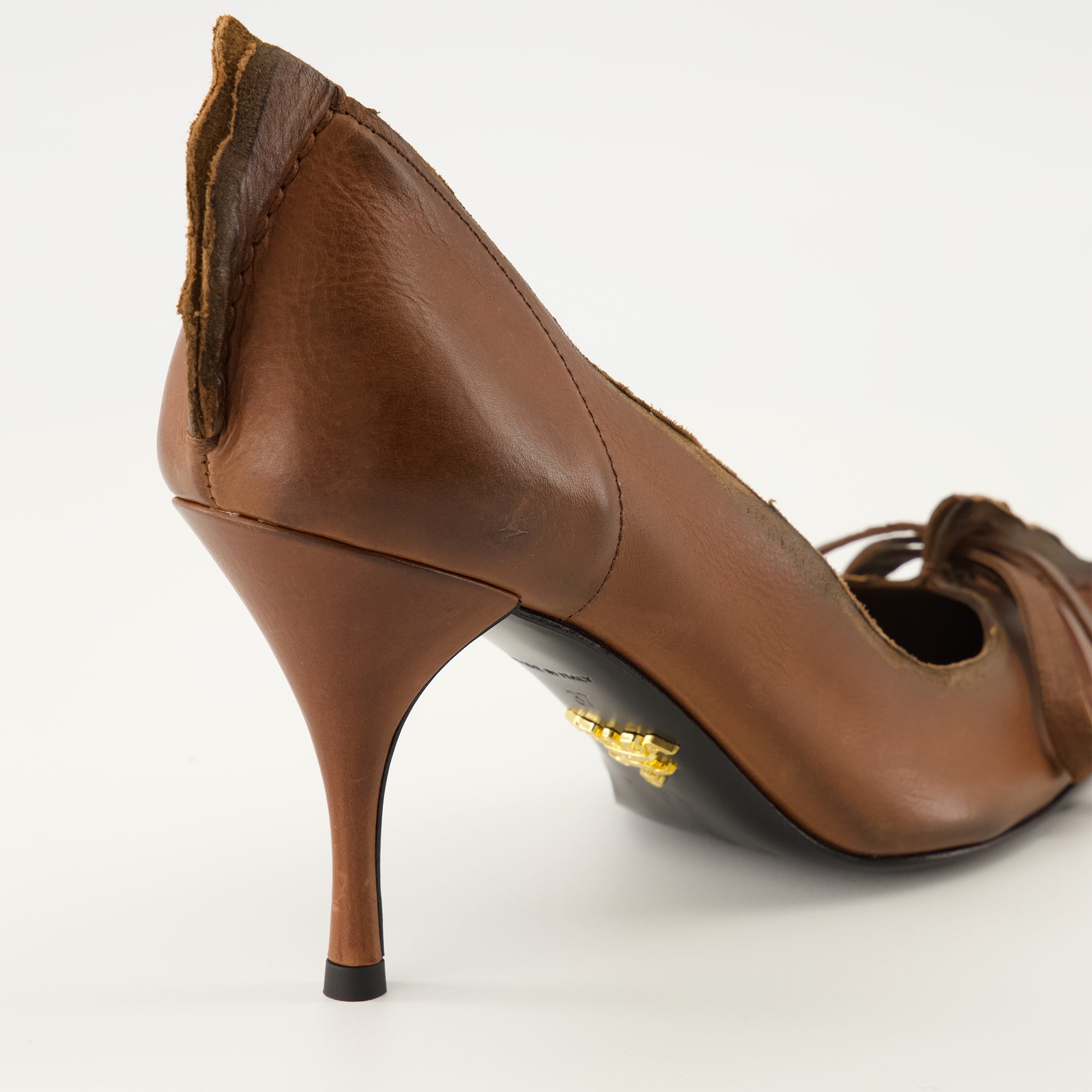 Immagine dei decolletés in pelle invecchiata del marchio Prada per donna - Stagione Autunno-Inverno 2025 - Vista posteriore