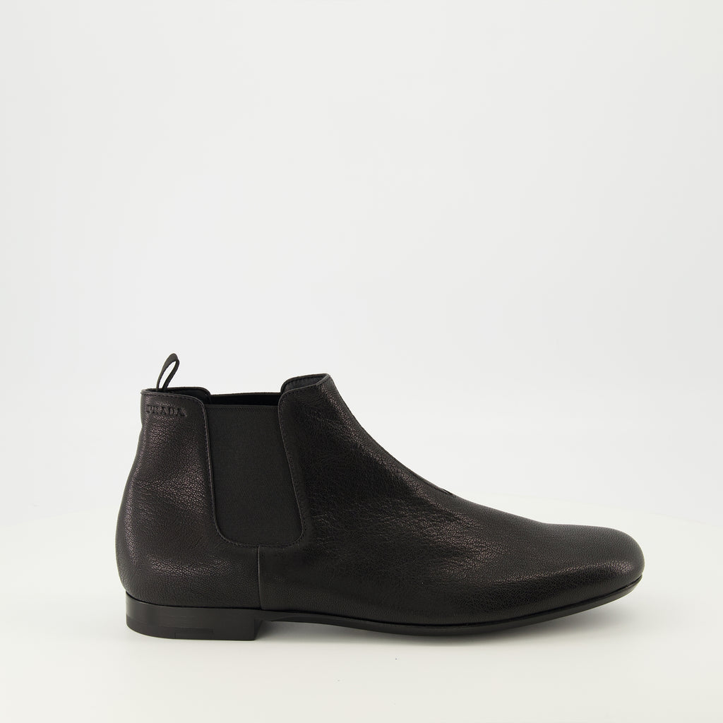 Imagen de las botas Chelsea de cuero negro de Prada para Hombre - Temporada Primavera-Verano 2026 - Vista lateral derecha