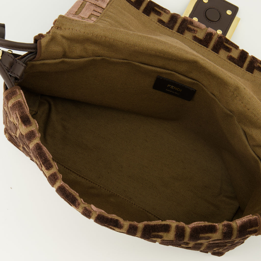 Image de l'article Sac Mamma Baguette en velours marron de la marque Fendi pour Femme - Saison Automne-Hiver 2025 - Vue détaillée_3