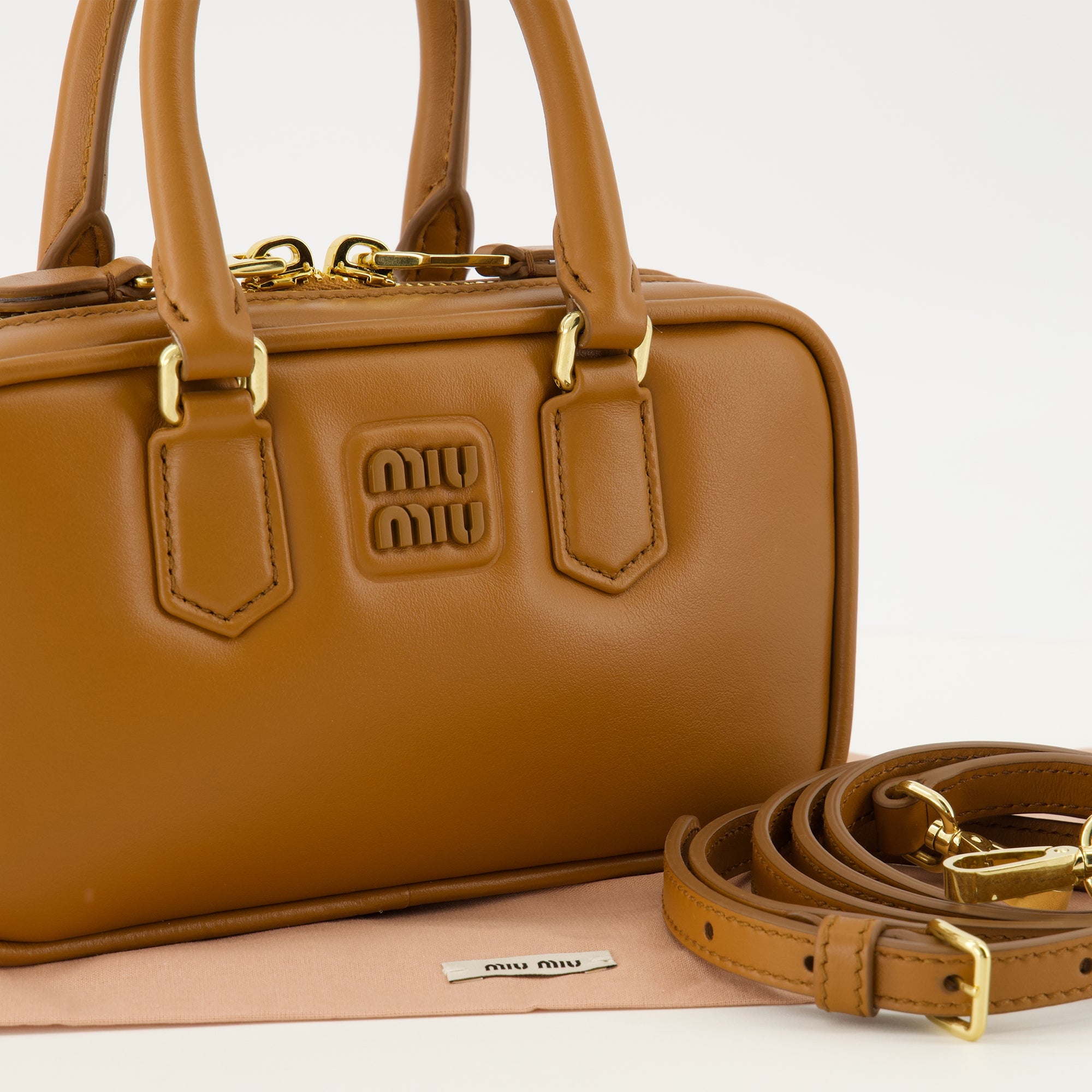 Image de l'article Mini sac Arcadie marron de la marque Miu Miu pour Femme - Saison Automne-Hiver 2025 - Vue détaillée_2