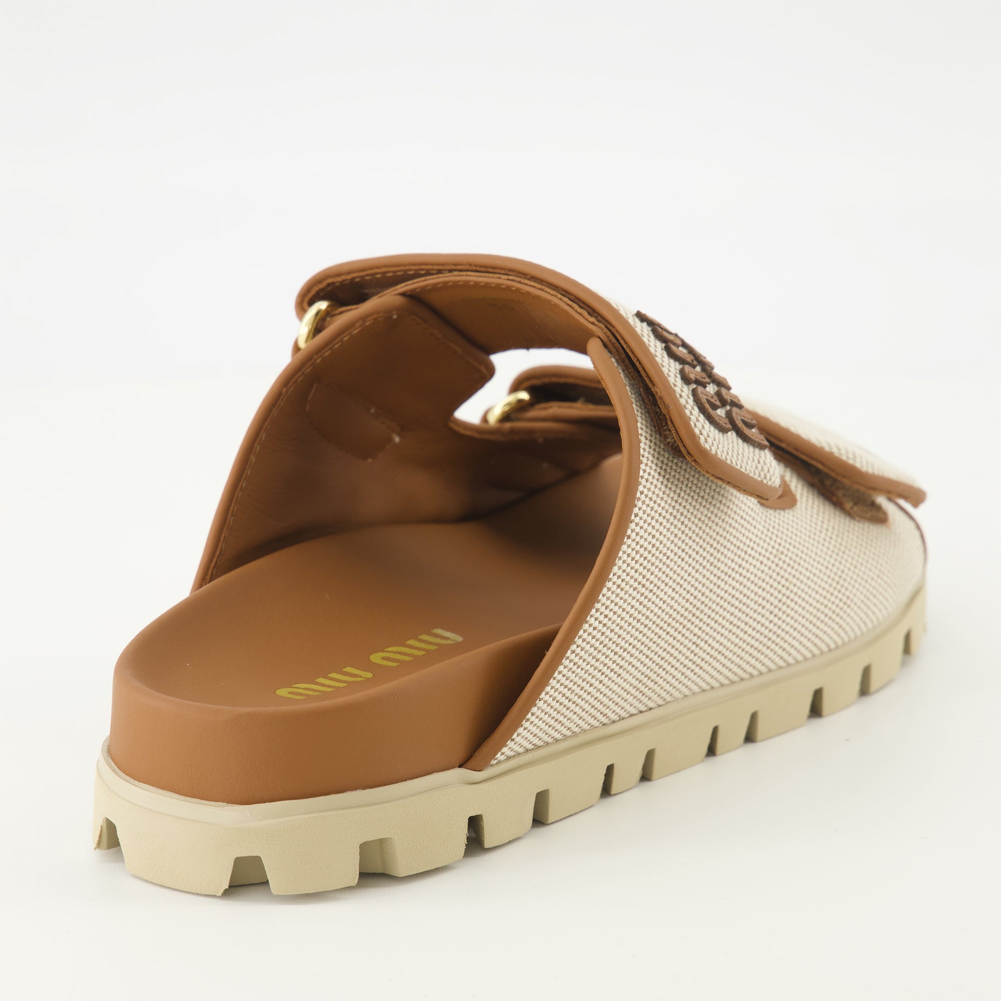 Image de l'article Mules en toile beige de la marque Miu Miu pour Femme - Saison Printemps-Été 2026 - Vue arrière