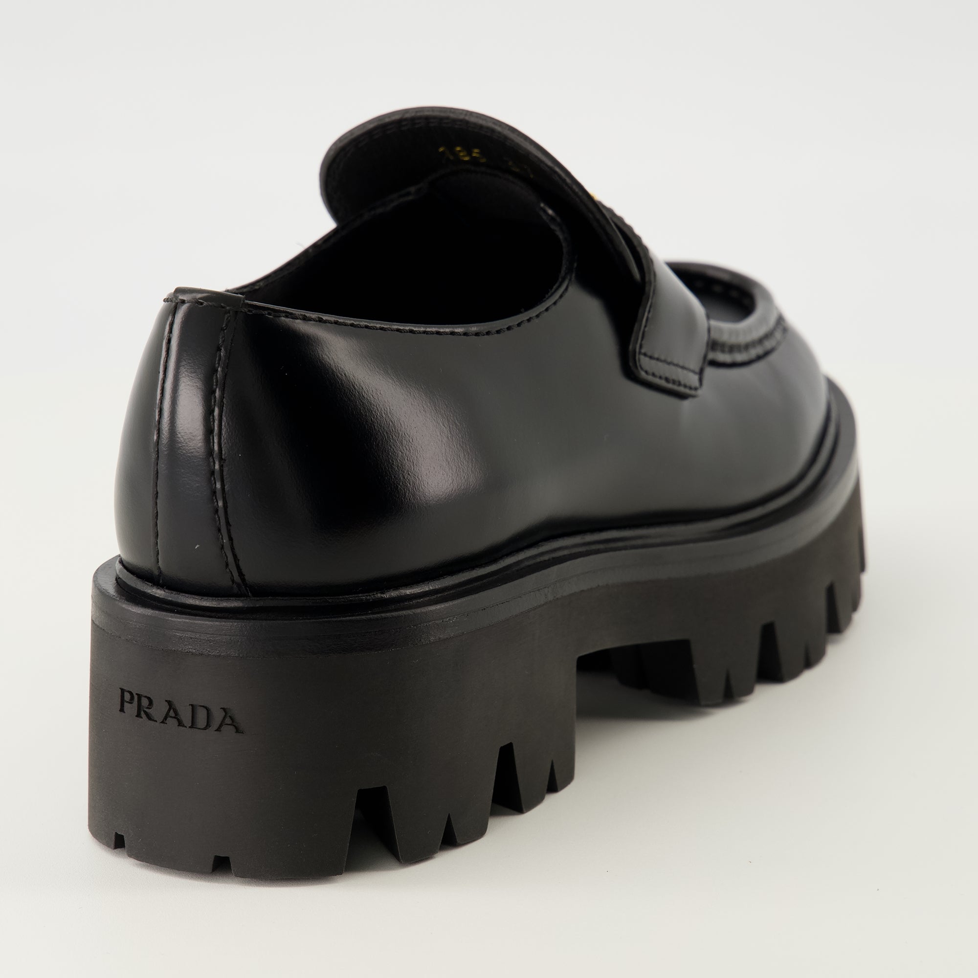 Image de l'article Mocassins en cuir de la marque Prada pour Femme - Saison Automne-Hiver 2025 - Vue arrière