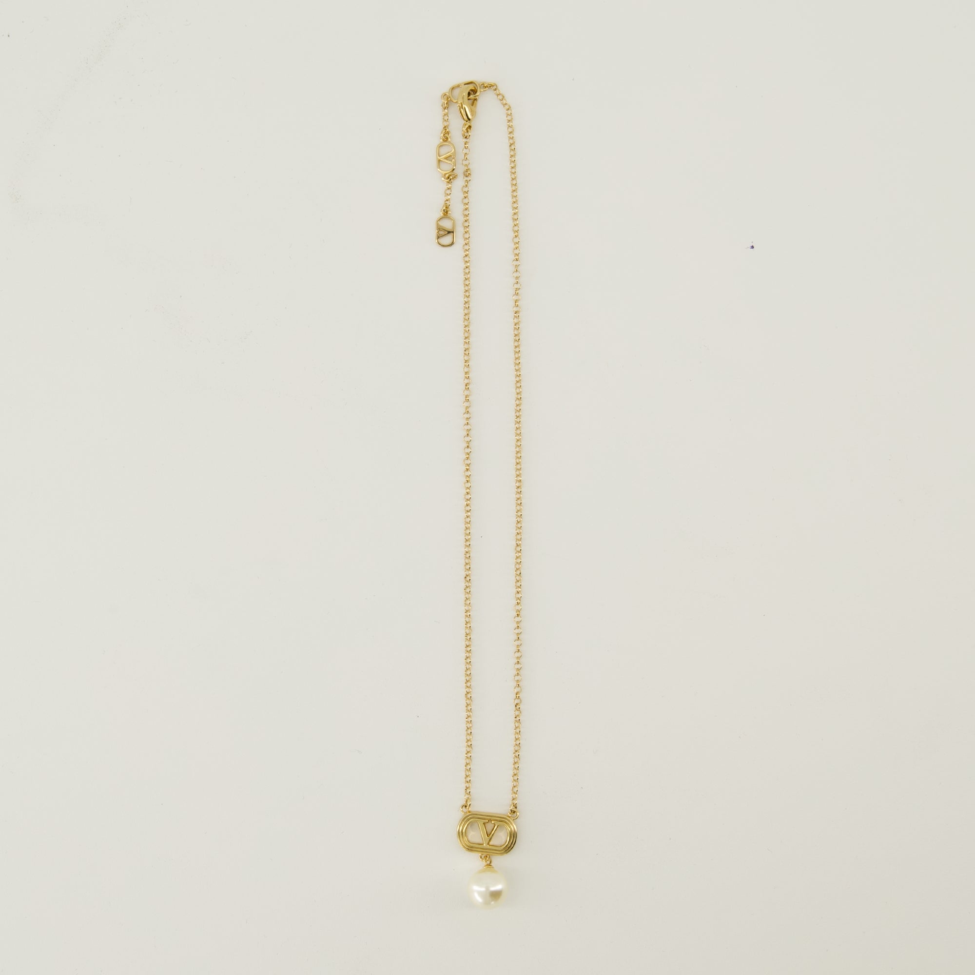 Image of the VLogo pearl necklace from the Valentino Garavani brand for Women - Autumn-Winter 2025 - Back View