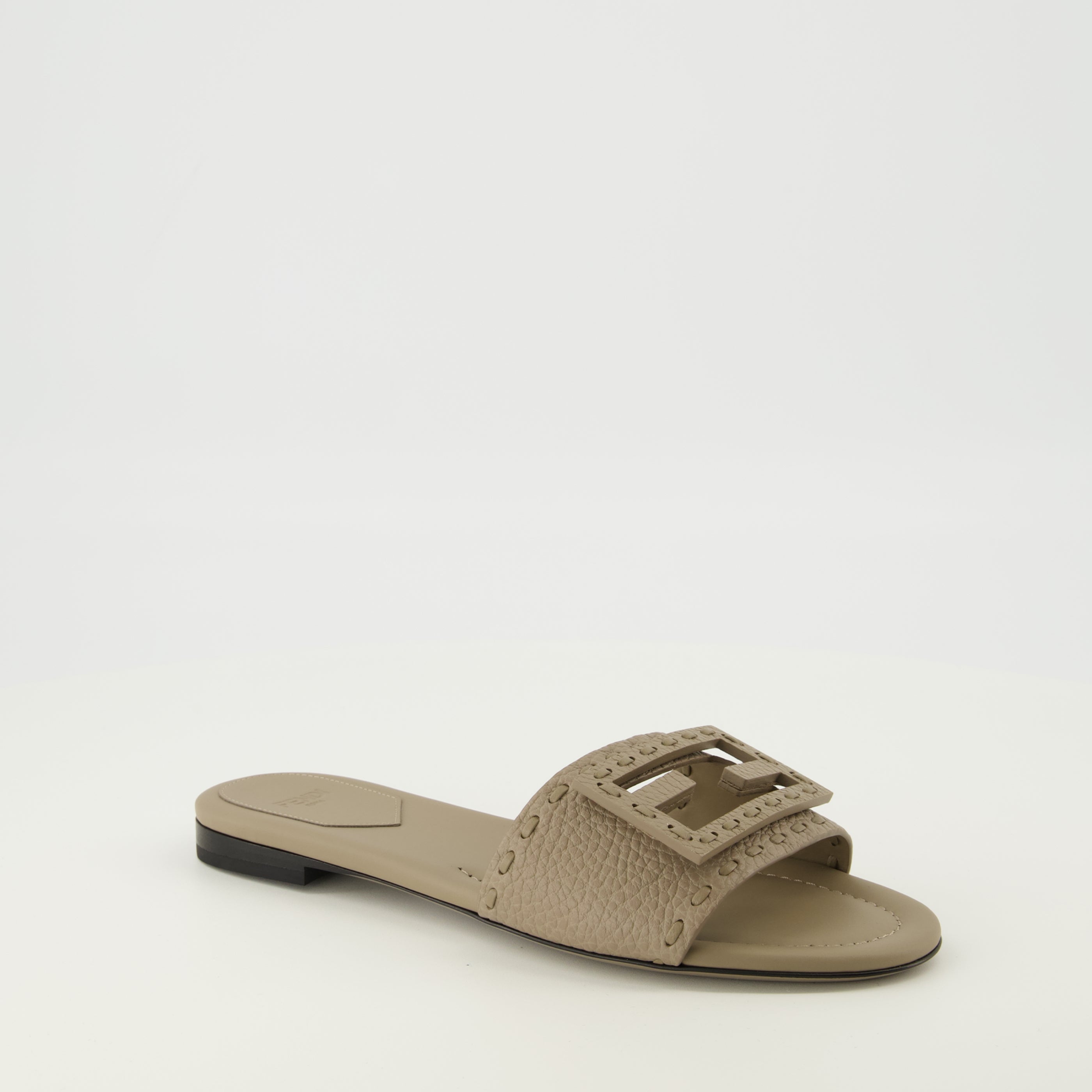 Image de l'article Mules Baguette beige de la marque Fendi pour Femme - Saison Printemps-Été 2026 - Vue trois quarts avant droite