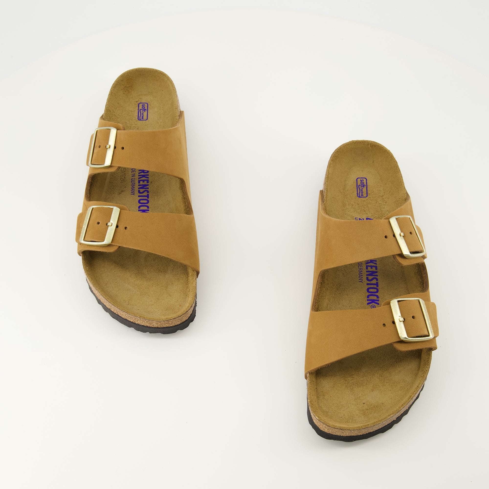 Image de l'article Sandales Arizona marron de la marque Birkenstock pour Unisex - Saison Printemps-Été 2026 - Vue de dessus paire de chaussure