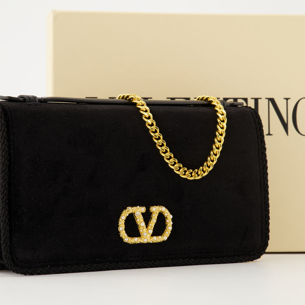Imagen de la Clutch de terciopelo de Valentino Garavani para Mujer - Temporada Otoño-Invierno 2025 - Vista Detallada_2