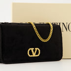 Imagen de la Clutch de terciopelo de Valentino Garavani para Mujer - Temporada Otoño-Invierno 2025 - Vista Detallada_2