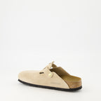 Imagen de las mules Boston de la marca Birkenstock para mujer - Temporada Otoño-Invierno 2025 - Vista tres cuartos trasera derecha