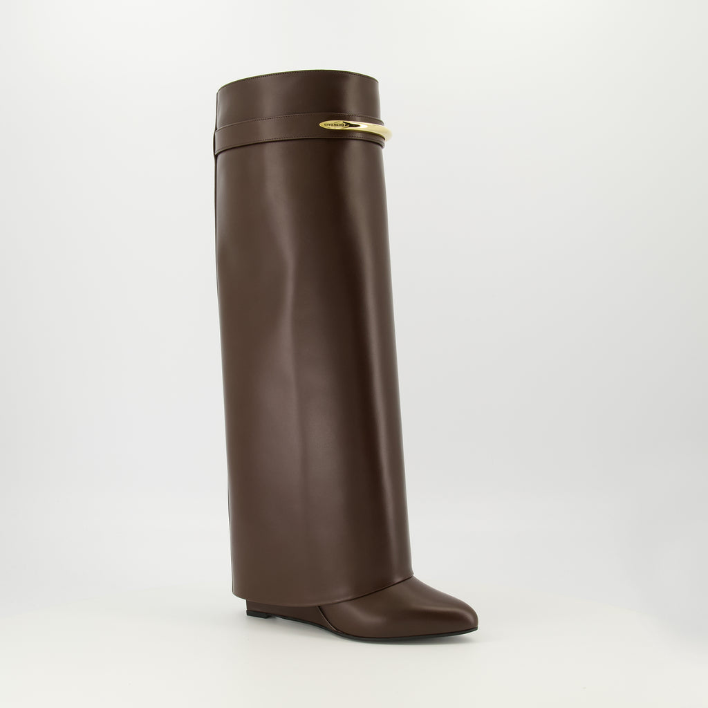 Image de l'article Bottes Shark en cuir marron de la marque Givenchy pour Femme - Saison Printemps-Été 2026 - Vue trois quarts avant droite