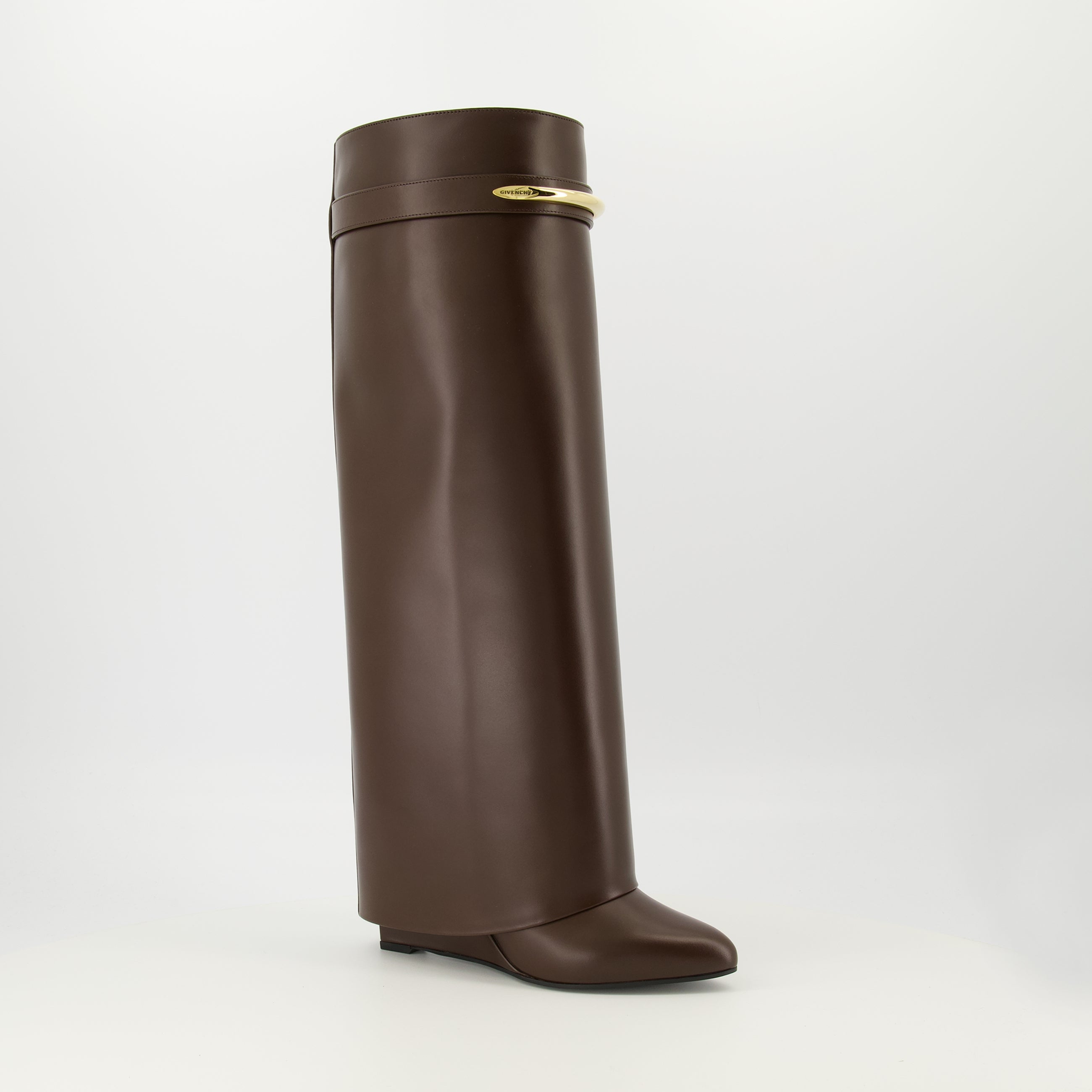 Image de l'article Bottes Shark en cuir marron de la marque Givenchy pour Femme - Saison Printemps-Été 2026 - Vue trois quarts avant droite