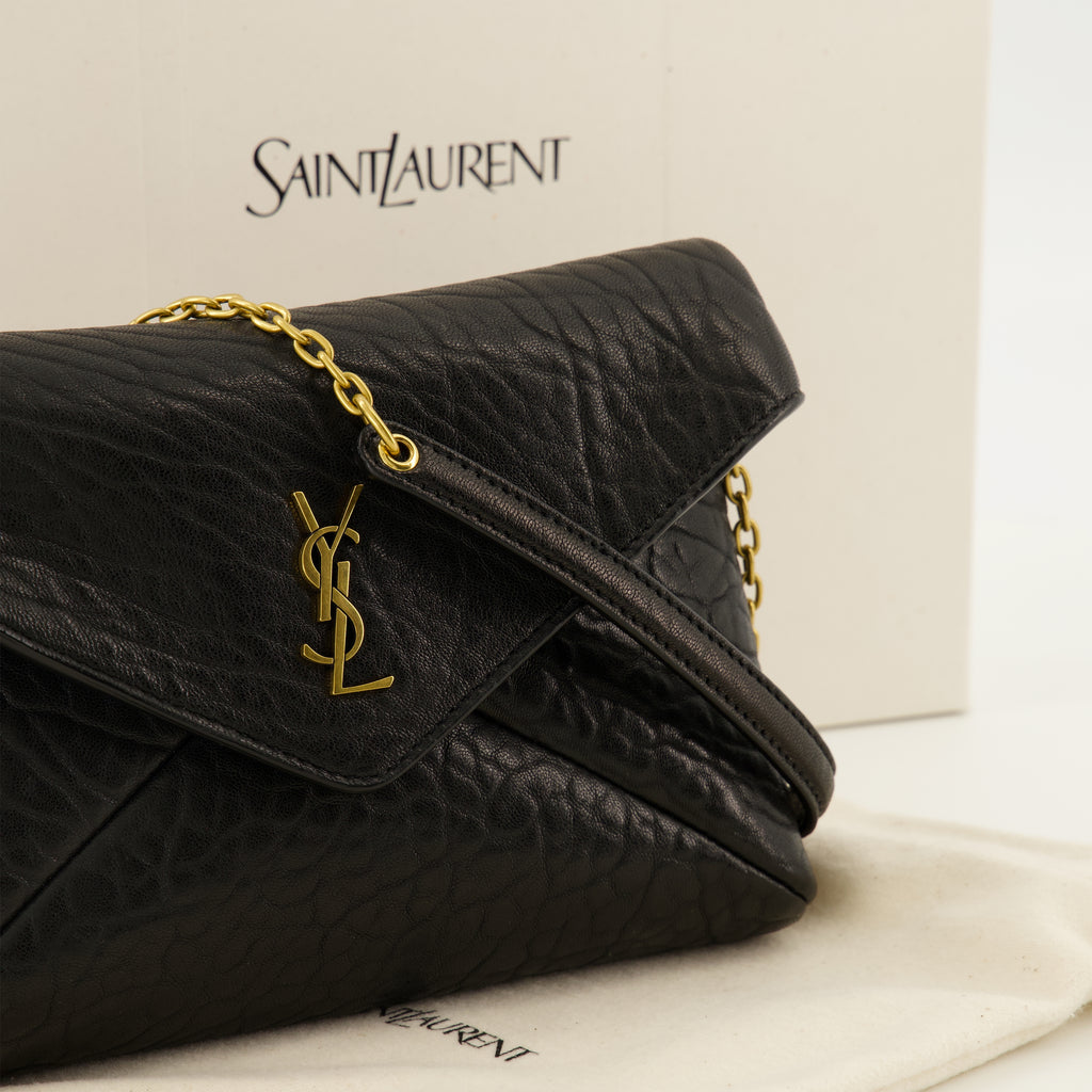 Image de l'article Pochette Cassandre small en cuir noir de la marque Saint Laurent pour Femme - Saison Printemps-Été 2026 - Vue détaillée_2