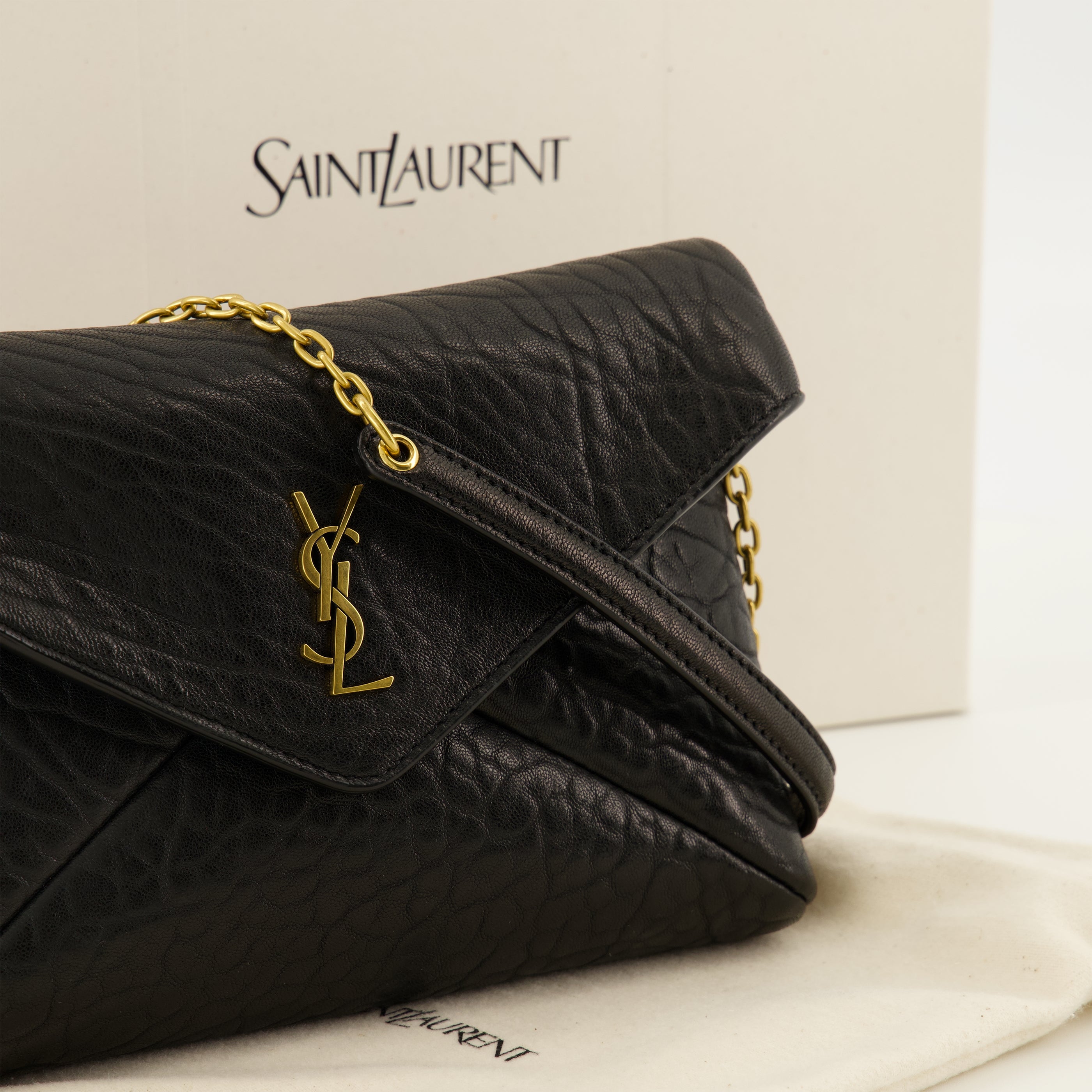 Image de l'article Pochette Cassandre small en cuir noir de la marque Saint Laurent pour Femme - Saison Printemps-Été 2026 - Vue détaillée_2