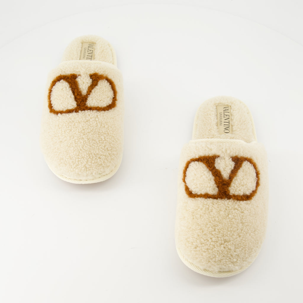 Image de l'article Claquettes Ta Chambre de la marque Valentino Garavani pour Homme - Saison Automne-Hiver 2025 - Vue de dessus paire de chaussure