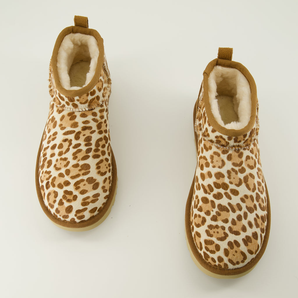 Image de l'article Bottines Classic Ultra Mini II léopard de la marque Ugg pour Femme - Saison Printemps-Été 2026 - Vue de dessus paire de chaussure
