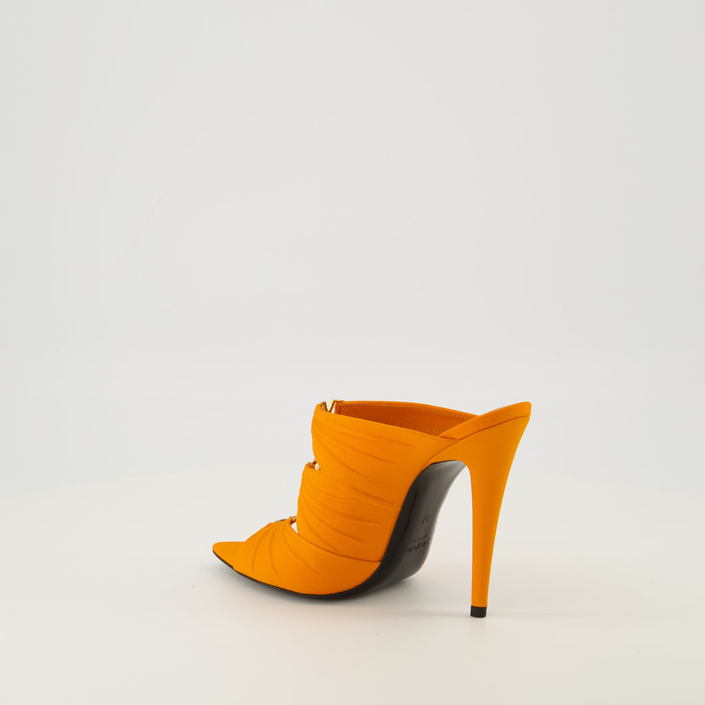 Immagine delle mules con tacco Emilie arancioni del marchio Saint Laurent per Donna - Collezione Primavera-Estate 2026 - Vista tre quarti posteriore destra