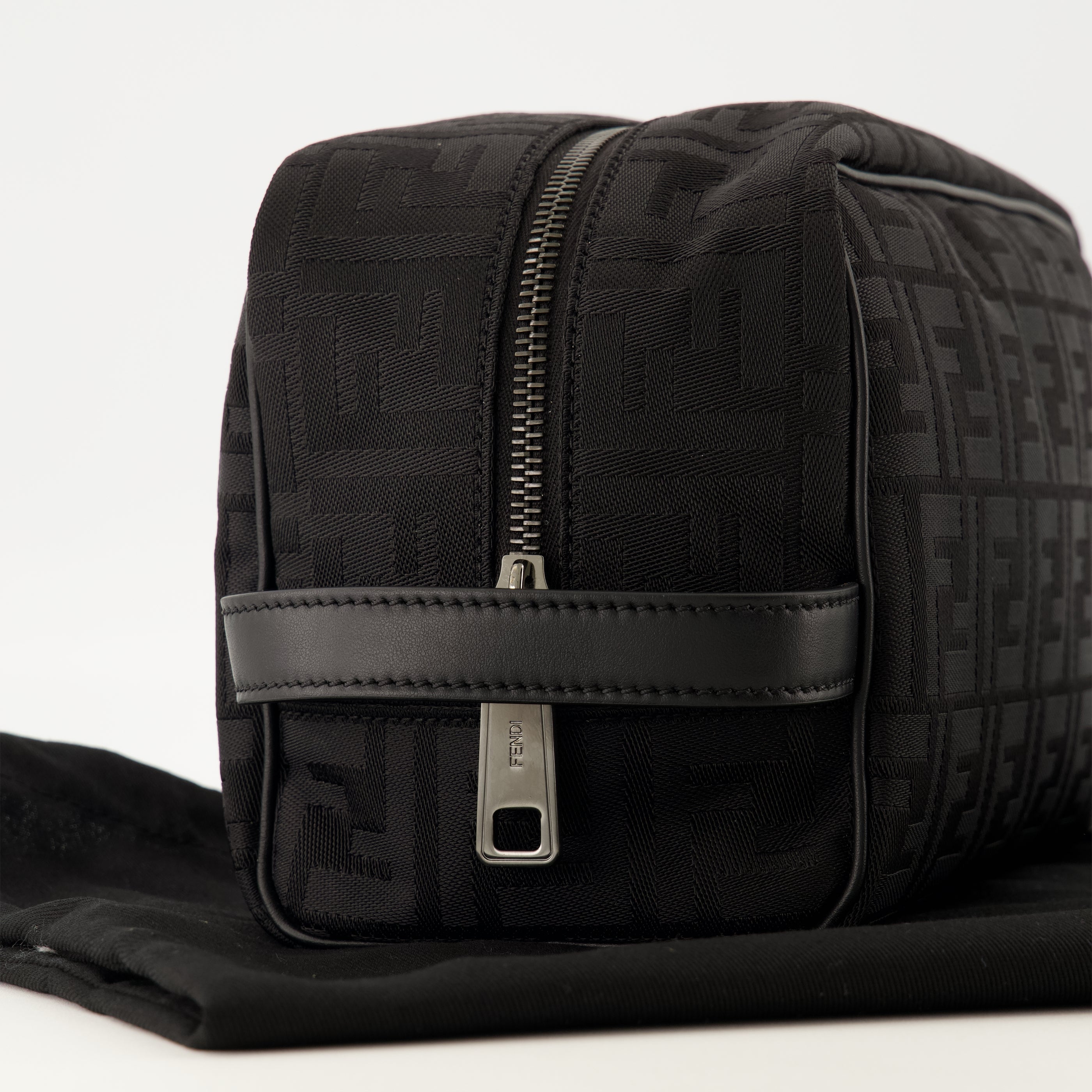 Pochettes Medium FF Schwarze Nylon Kulturbeutel Fendi Noir Homme