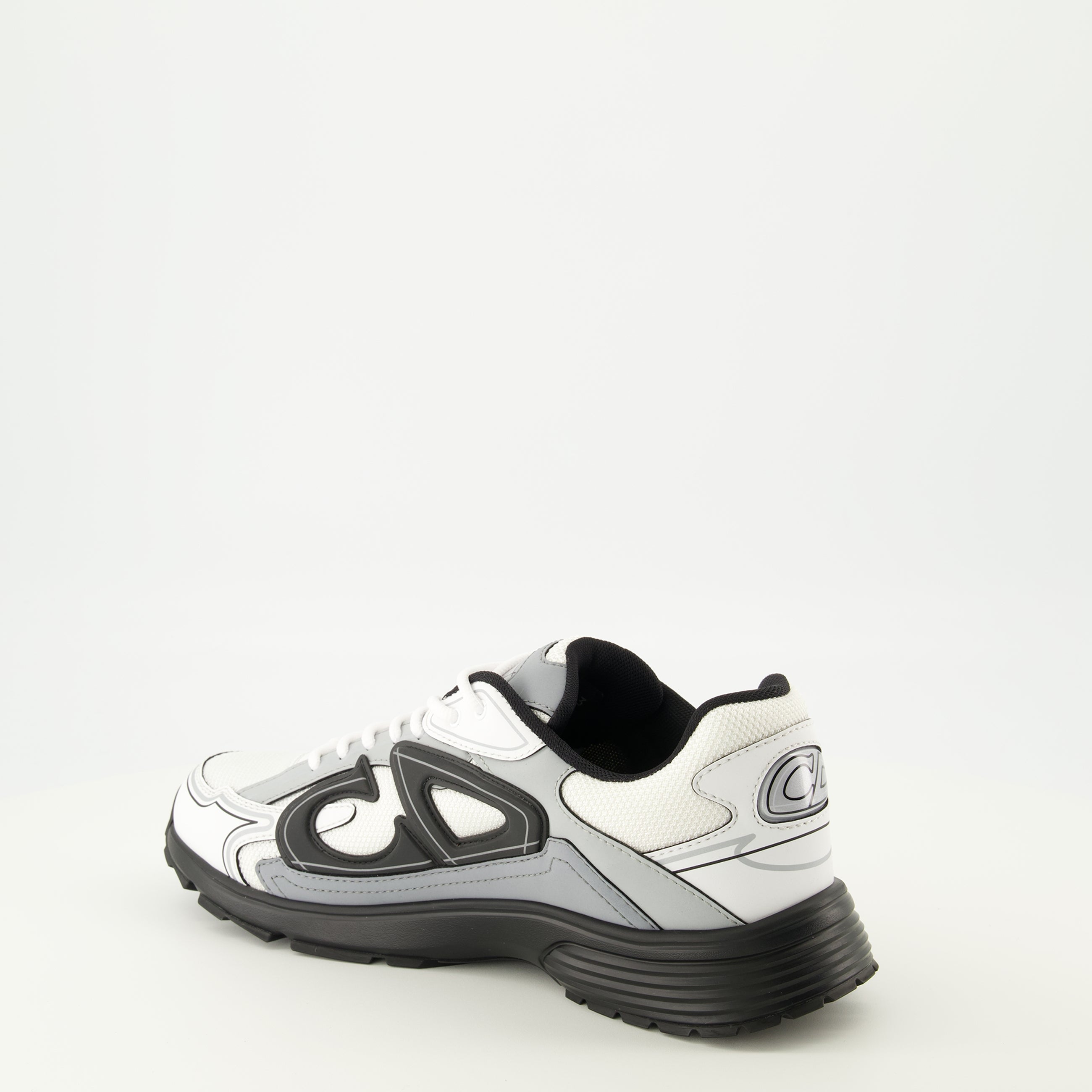 Bild der grauen Dior Herren B30 Sneakers - Frühjahr-Sommer 2026 - Dreiviertelansicht von hinten rechts