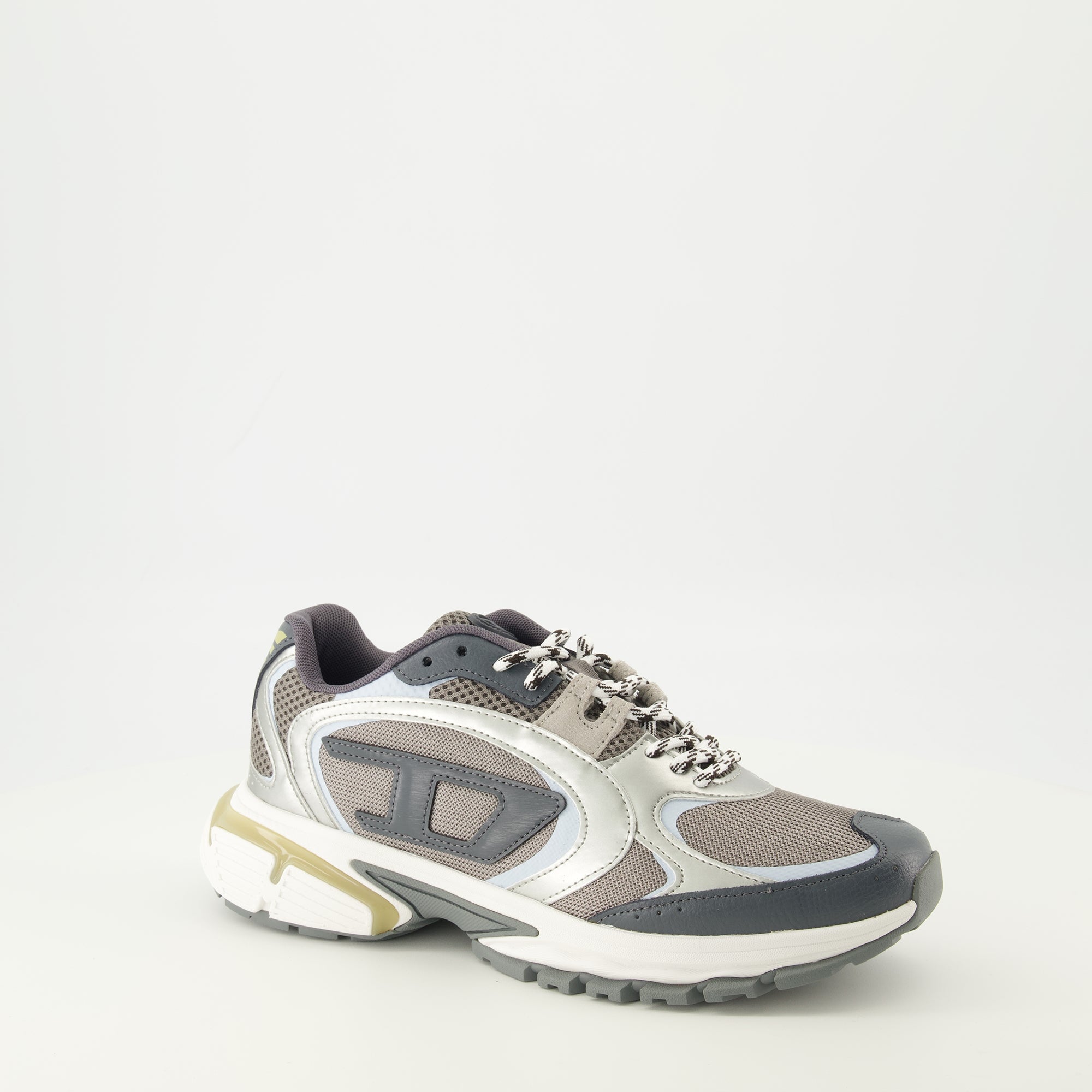 Image de l'article Baskets Pro-V-Dense taupe et gris argenté de la marque Diesel pour Homme - Saison Printemps-Été 2026 - Vue trois quarts avant droite