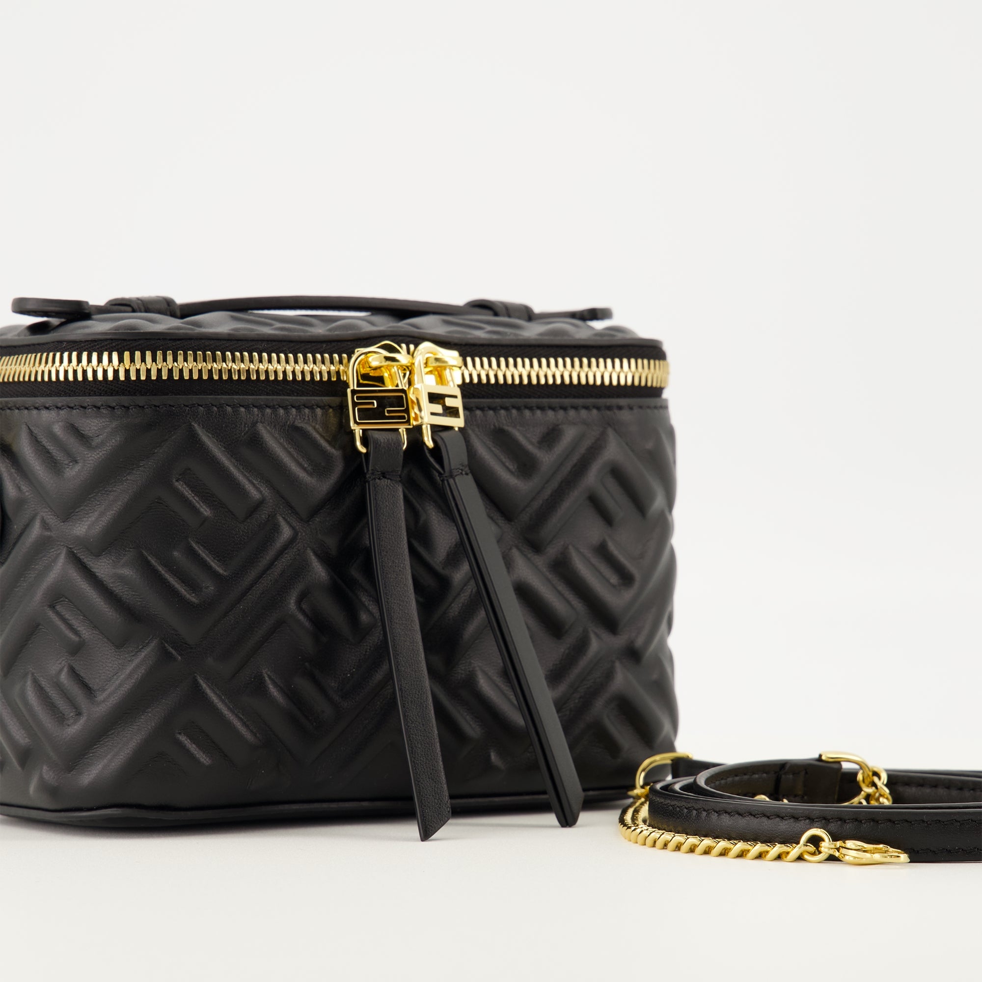 Image of the Fendi Women's Vanity Bag - Fall-Winter 2025 - Detailed View_2