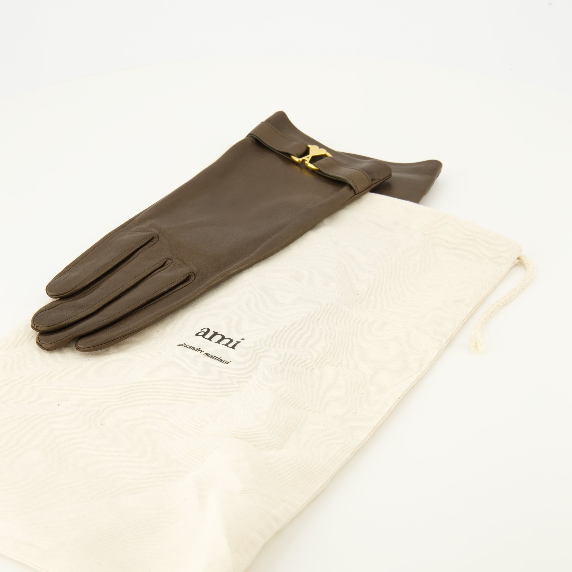 Image de l'article Gants en cuir de la marque Ami PARIS pour Femme - Saison Automne-Hiver 2025 - Vue détaillée_3