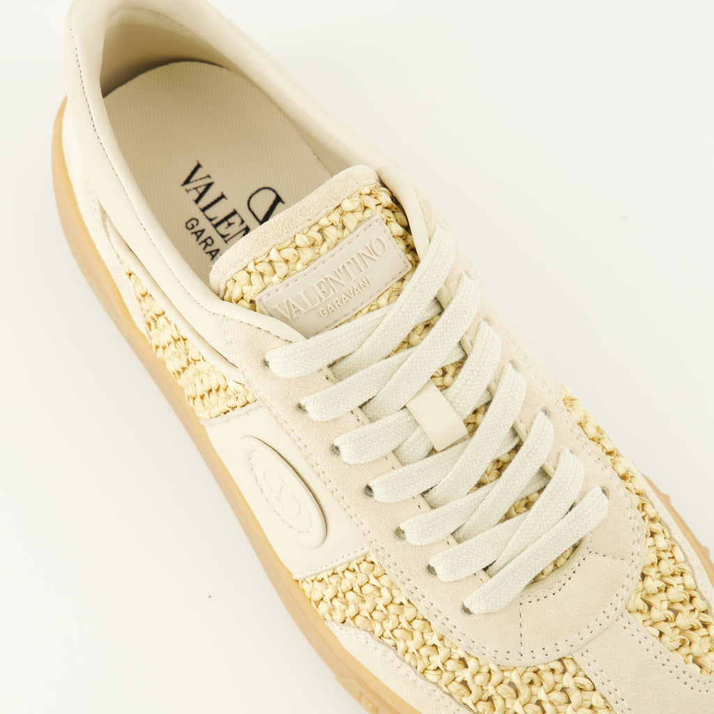 Imagen de las zapatillas UpVillage de rafia beige de la marca Valentino Garavani para mujer - Temporada Primavera-Verano 2026 - Vista detallada desde arriba