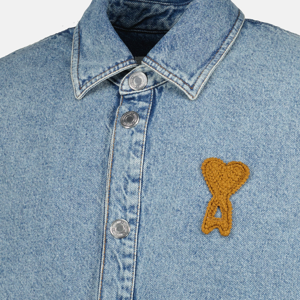 Immagine della camicia in denim blu con cuore all'uncinetto AMI del marchio Ami PARIS per Unisex - Stagione Primaverile-Estate 2026 - Vista Dettagliata_1
