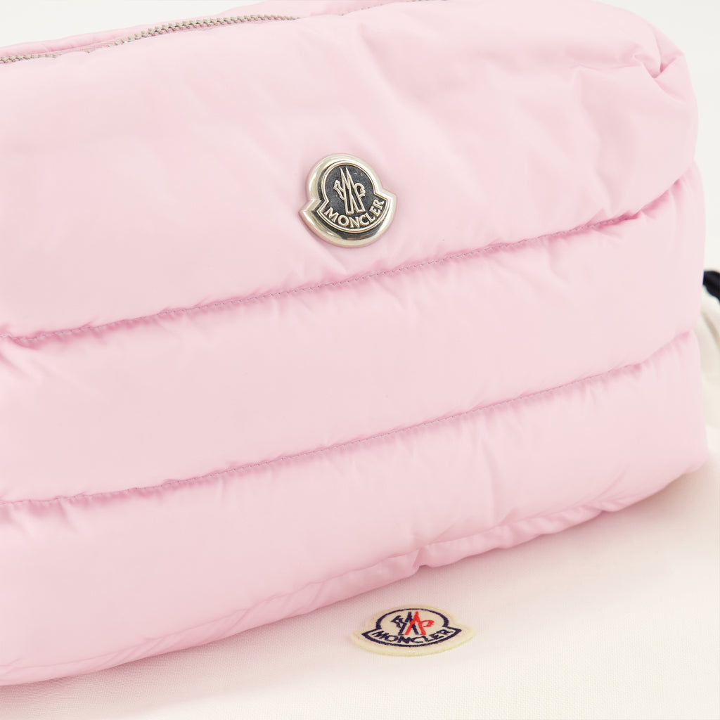 Imagem da bolsa de nylon rosa Caradoc da marca Moncler para Mulheres - Coleção Primavera-Verão 2026 - Vista Detalhada 2