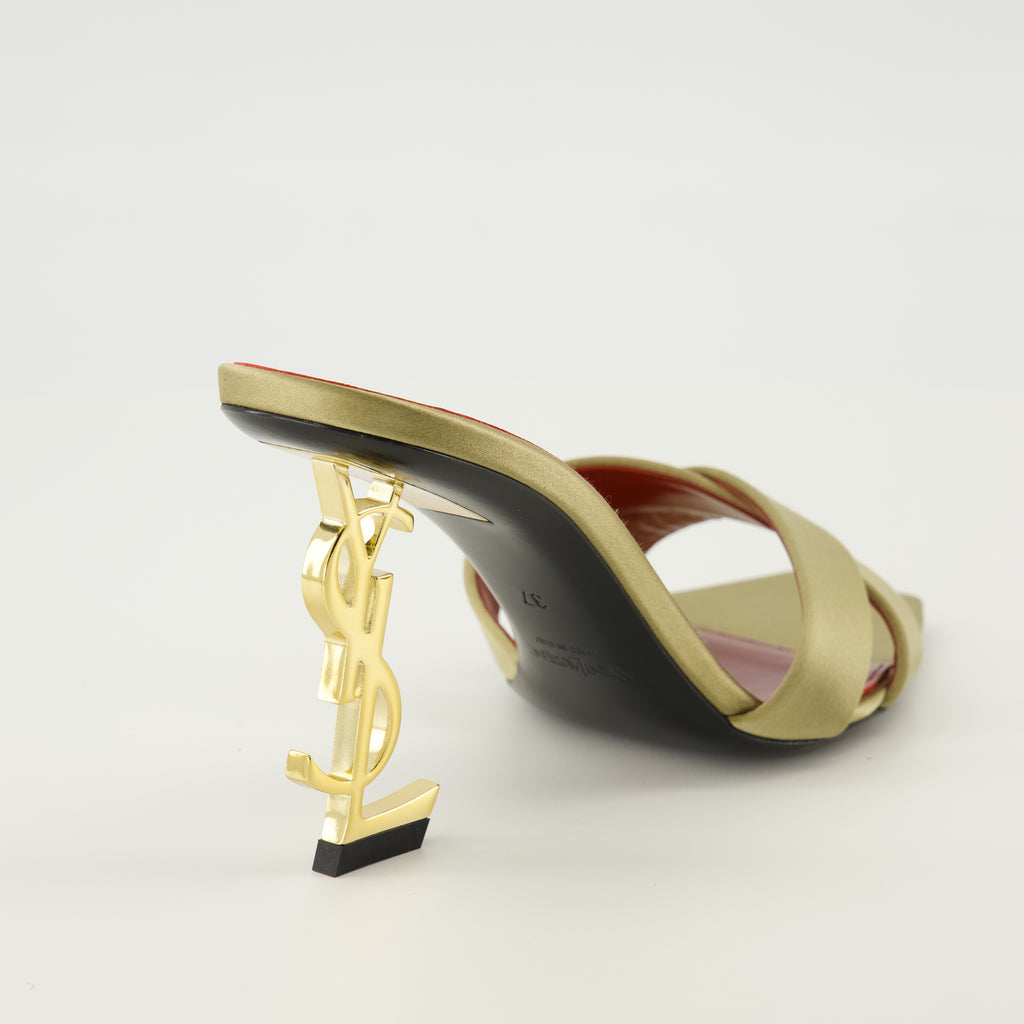 Bild der goldenen Opyum-Absatzmules von Saint Laurent für Damen - Frühjahr/Sommer 2026 - Rückansicht