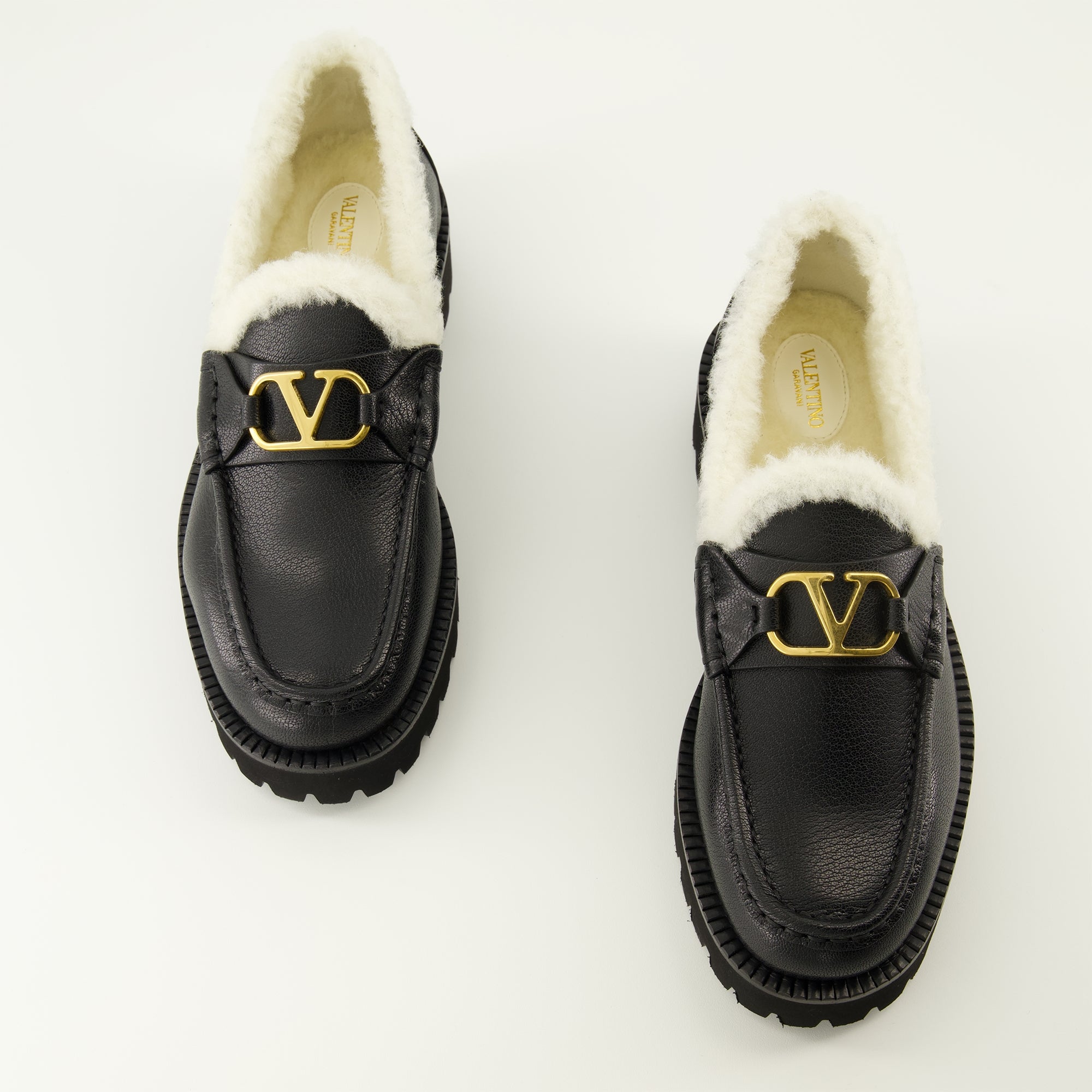 Image de l'article Mocassins VLogo en cuir et laine de la marque Valentino Garavani pour Femme - Saison Automne-Hiver 2025 - Vue trois quarts avant droite
