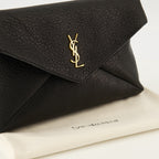Image de l'article Pochette Cassandre medium en cuir noir de la marque Saint Laurent pour Femme - Saison Printemps-Été 2026 - Vue détaillée_2