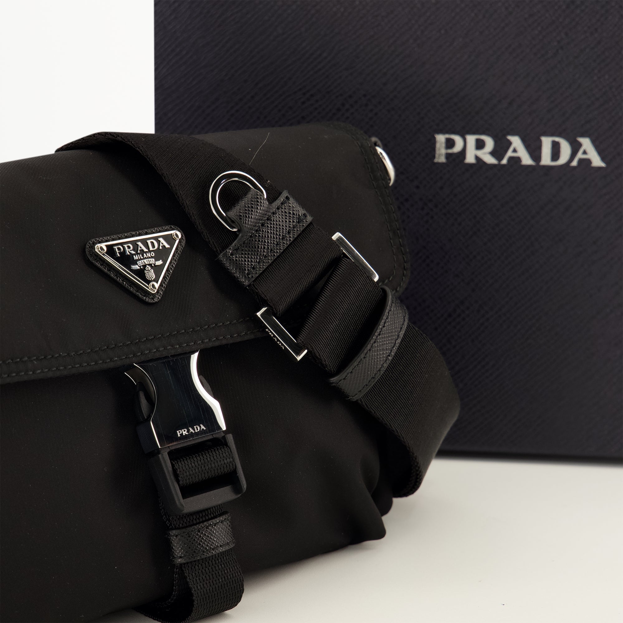Sacs bandoulière Piccola pochette nera in Re-Nylon Prada Noir Homme