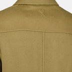Imagem do casaco caqui da marca Ami PARIS para Homem - Temporada Outono-Inverno 2025 - Vista Detalhe_3