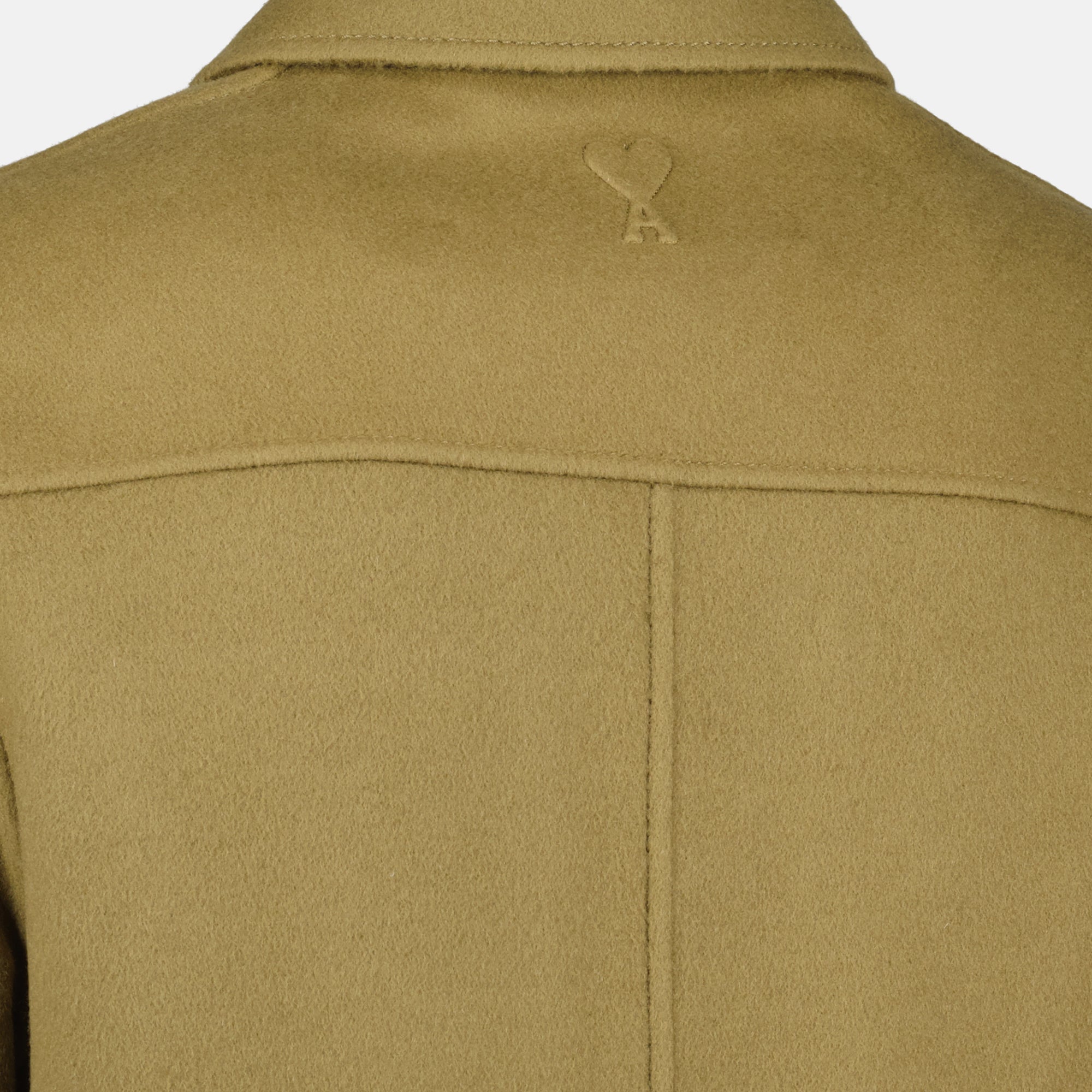 Imagem do casaco caqui da marca Ami PARIS para Homem - Temporada Outono-Inverno 2025 - Vista Detalhe_3