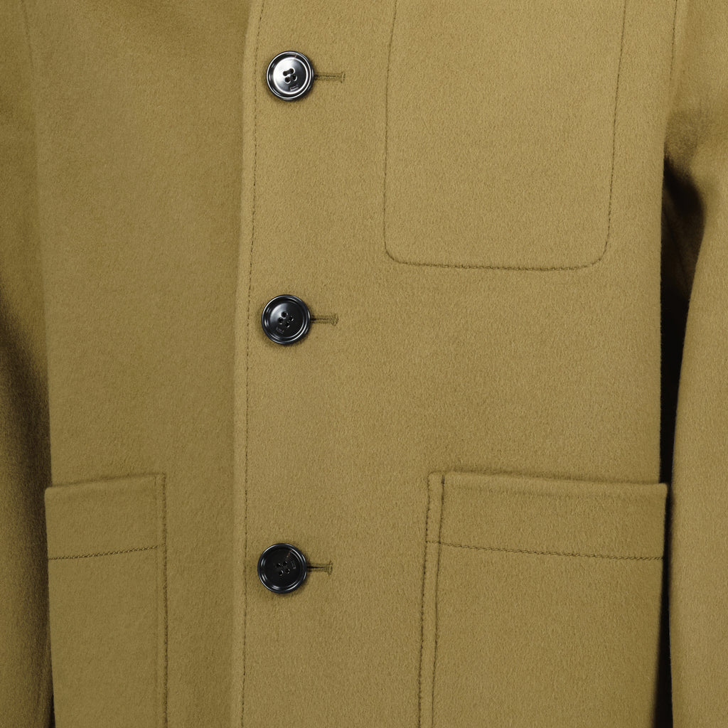 Imagem do casaco caqui da marca Ami PARIS para Homem - Temporada Outono-Inverno 2025 - Vista Detalhe_5