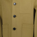 Imagem do casaco caqui da marca Ami PARIS para Homem - Temporada Outono-Inverno 2025 - Vista Detalhe_5