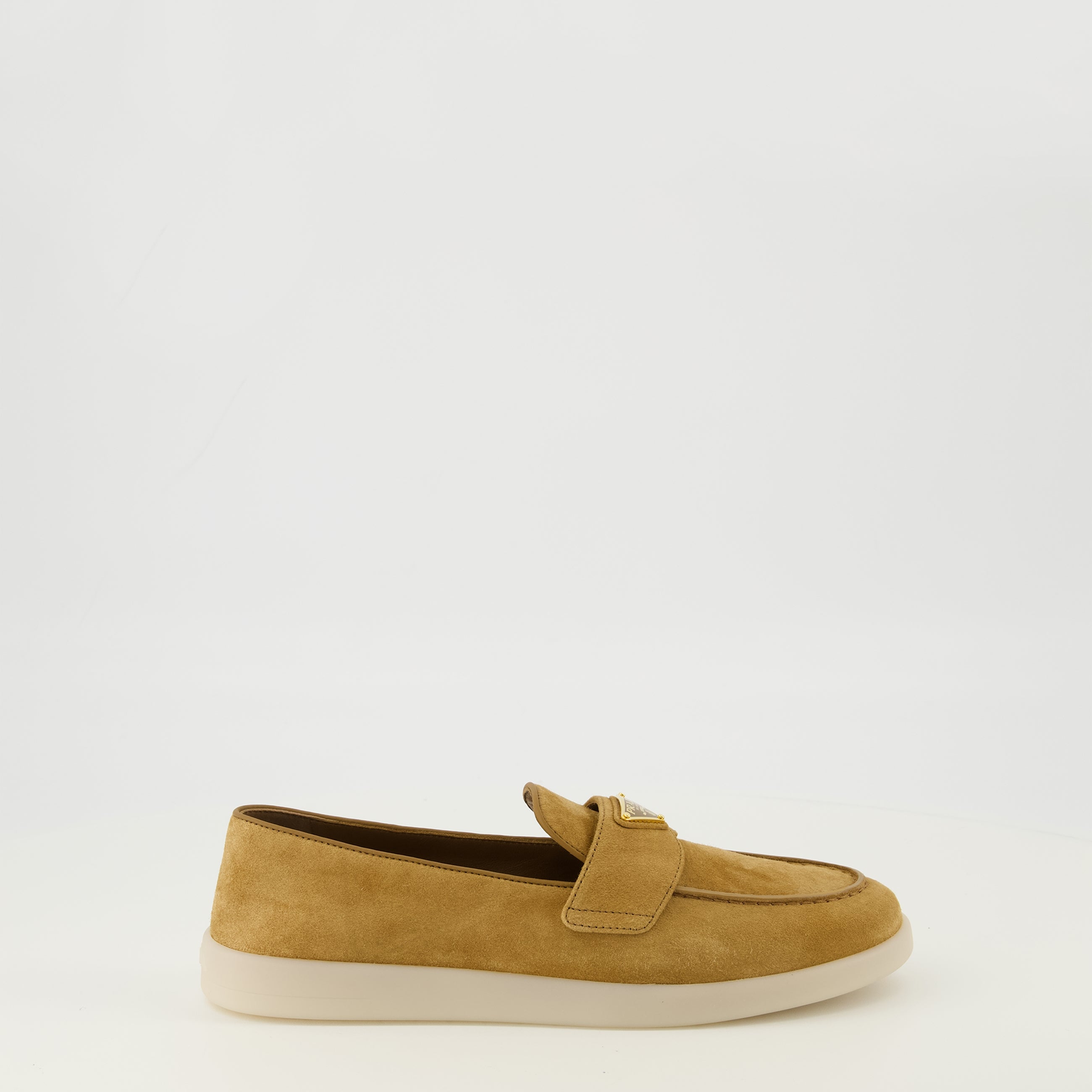 Image de l'article Mocassins en cuir suédé marron de la marque Prada pour Femme - Saison Printemps-Été 2026 - Vue latérale droite