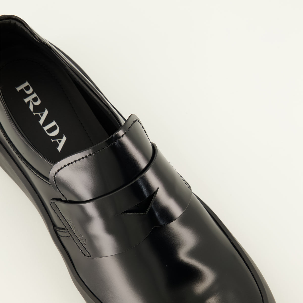 Mocassins Mocassins en cuir brossé noir Prada Noir Homme