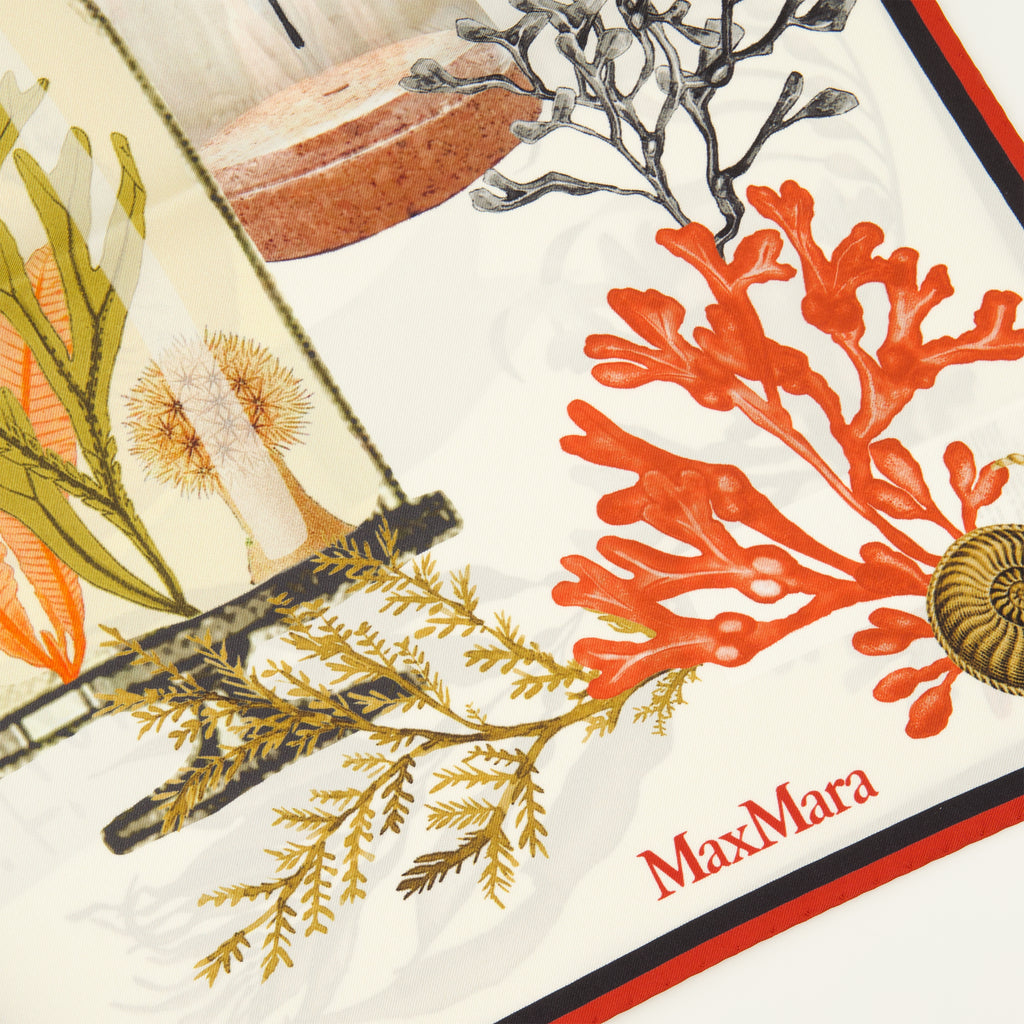 Image of the beige printed silk twill scarf from the brand Max Mara for Women - Spring-Summer 2026 - Detailed View_3