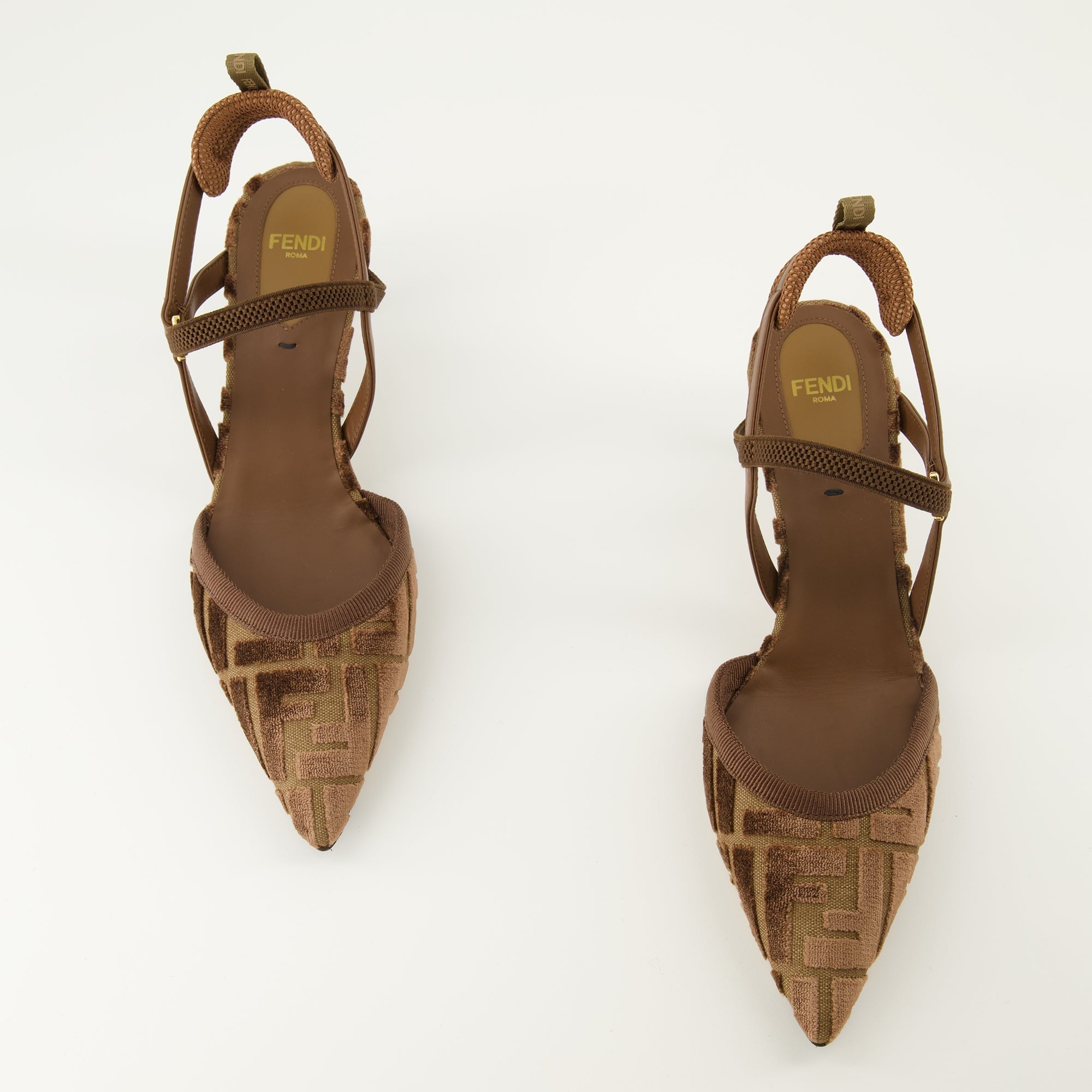 Imagem dos escarpins Colibrì Lite da marca Fendi para mulheres - Temporada Outono-Inverno 2025 - Vista de cima do par de sapatos