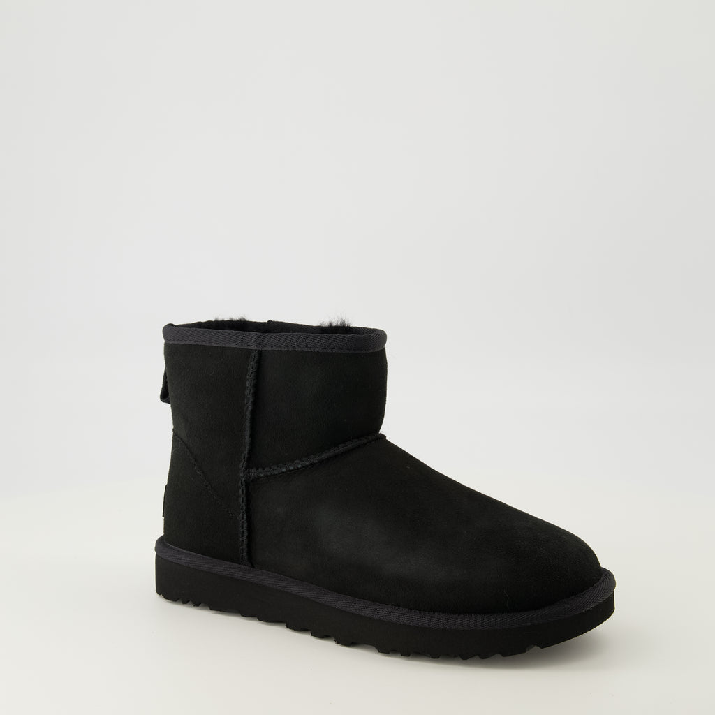 Image of the Ugg Women's Classic Mini II Boots - Autumn-Winter 2025 Season - Three quarters right front view