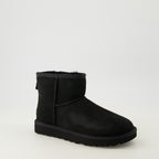 Image of the Ugg Women's Classic Mini II Boots - Autumn-Winter 2025 Season - Three quarters right front view